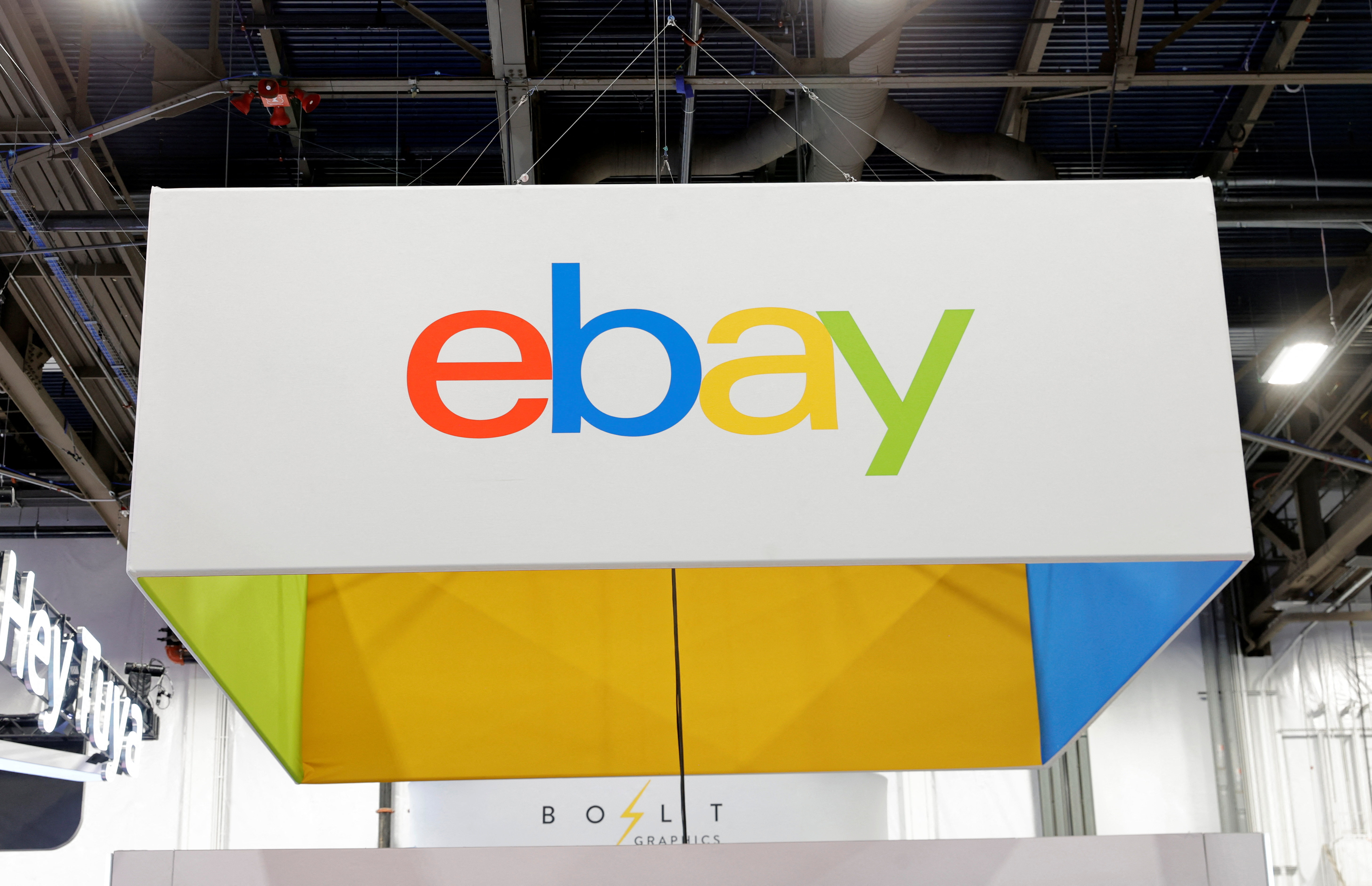 EBay forecasts quarterly revenue above estimates