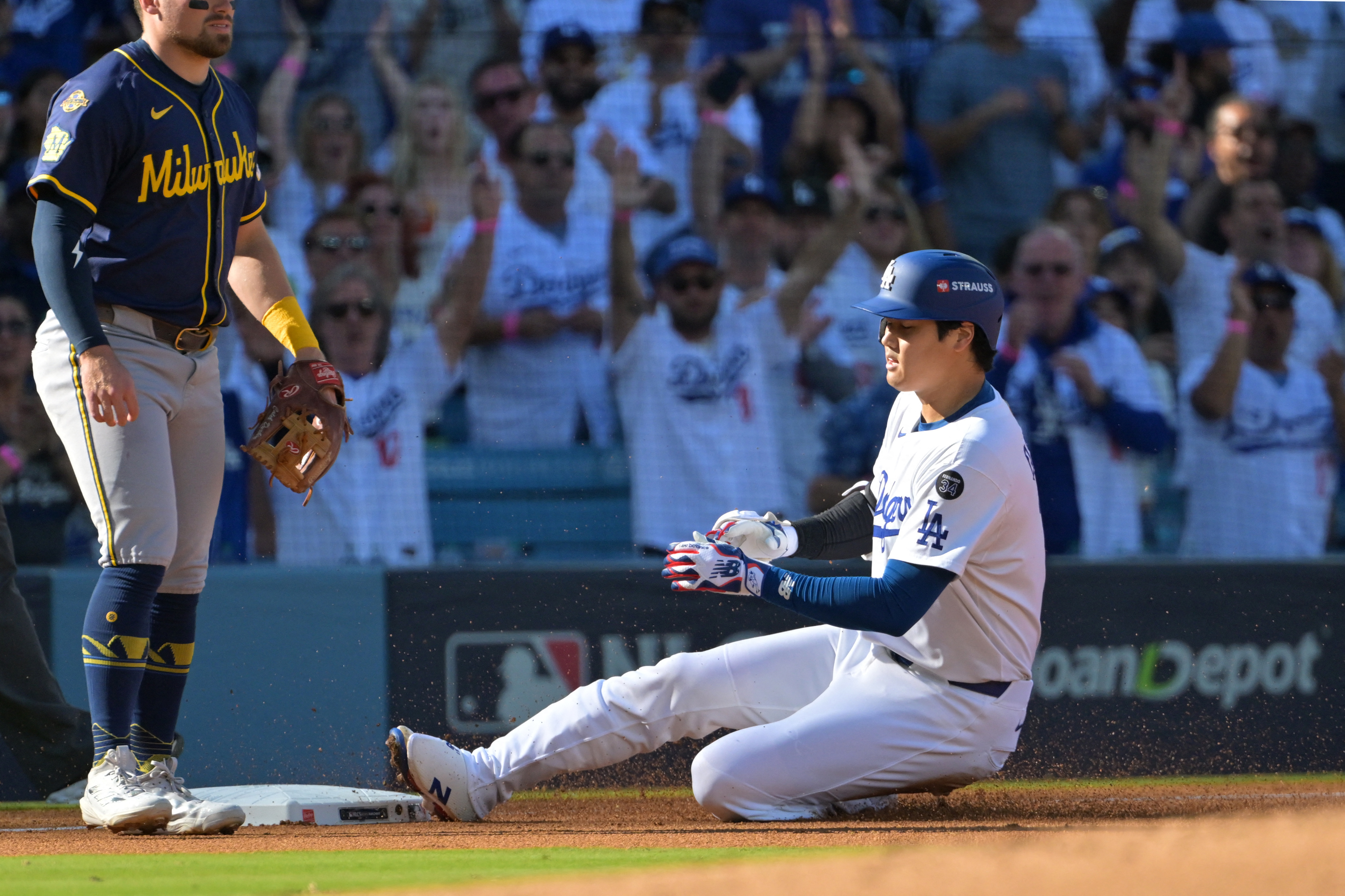 MLB=ドジャースがWS進出王手、大谷が三塁打 佐々木セーブ MLB=ドジャースがWS進出王手、大谷が三塁打 佐々木セーブ