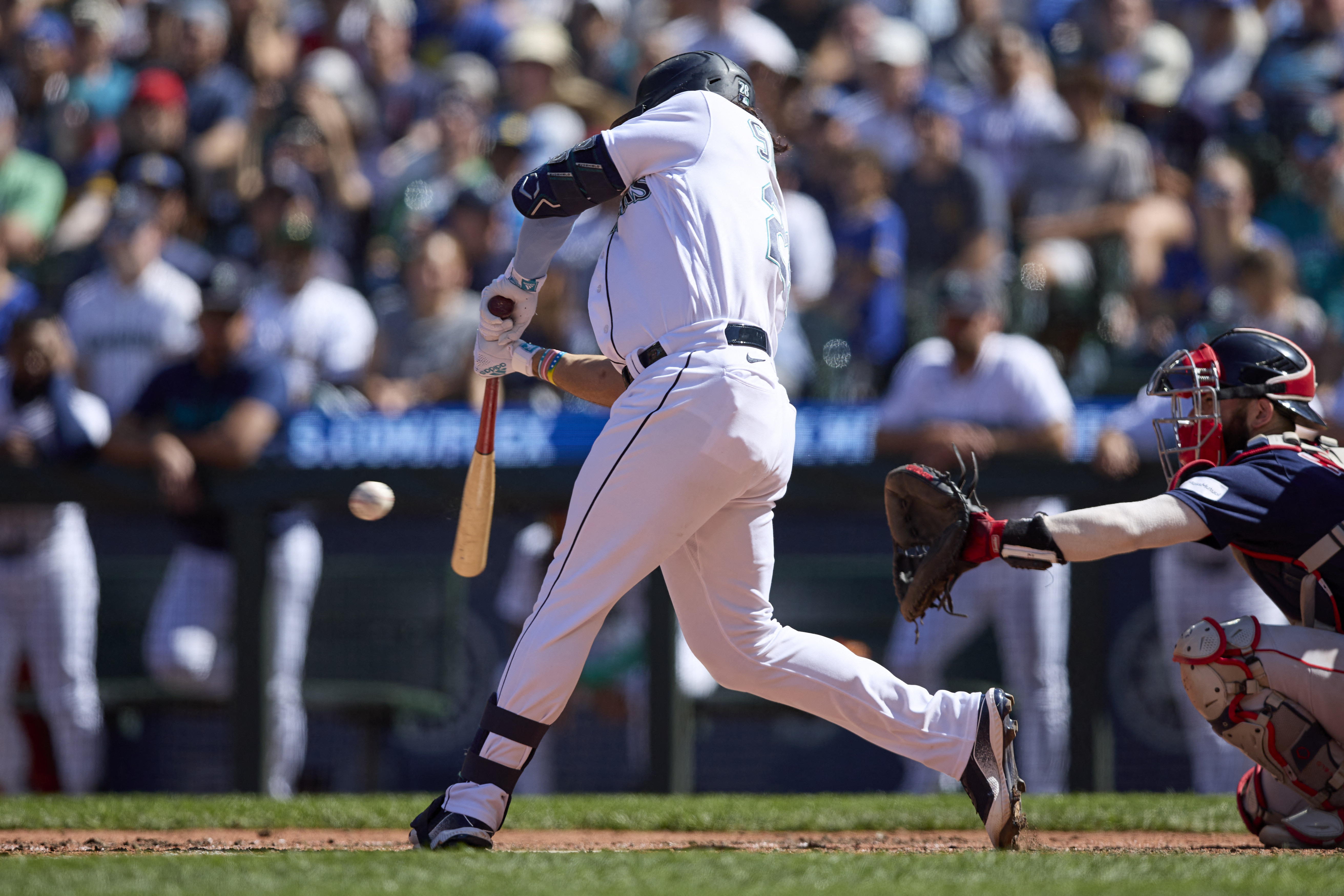 Mariners score game's last 6 runs to double up Red Sox