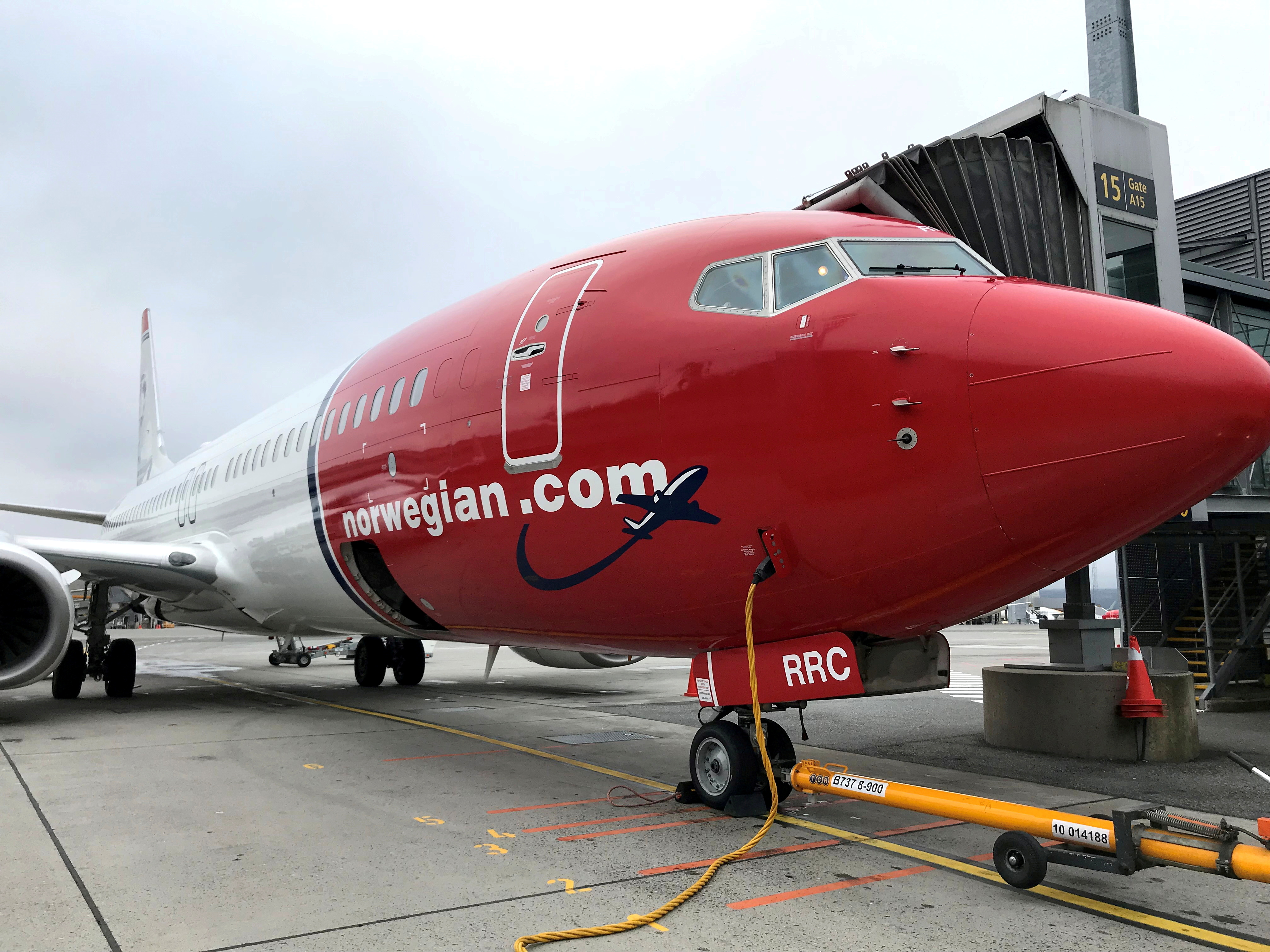 A Norwegian Air plane is refuelled at Oslo Gardermoen airport, Norway November 7, 2019.REUTERS/Lefteris Karagiannopoulos