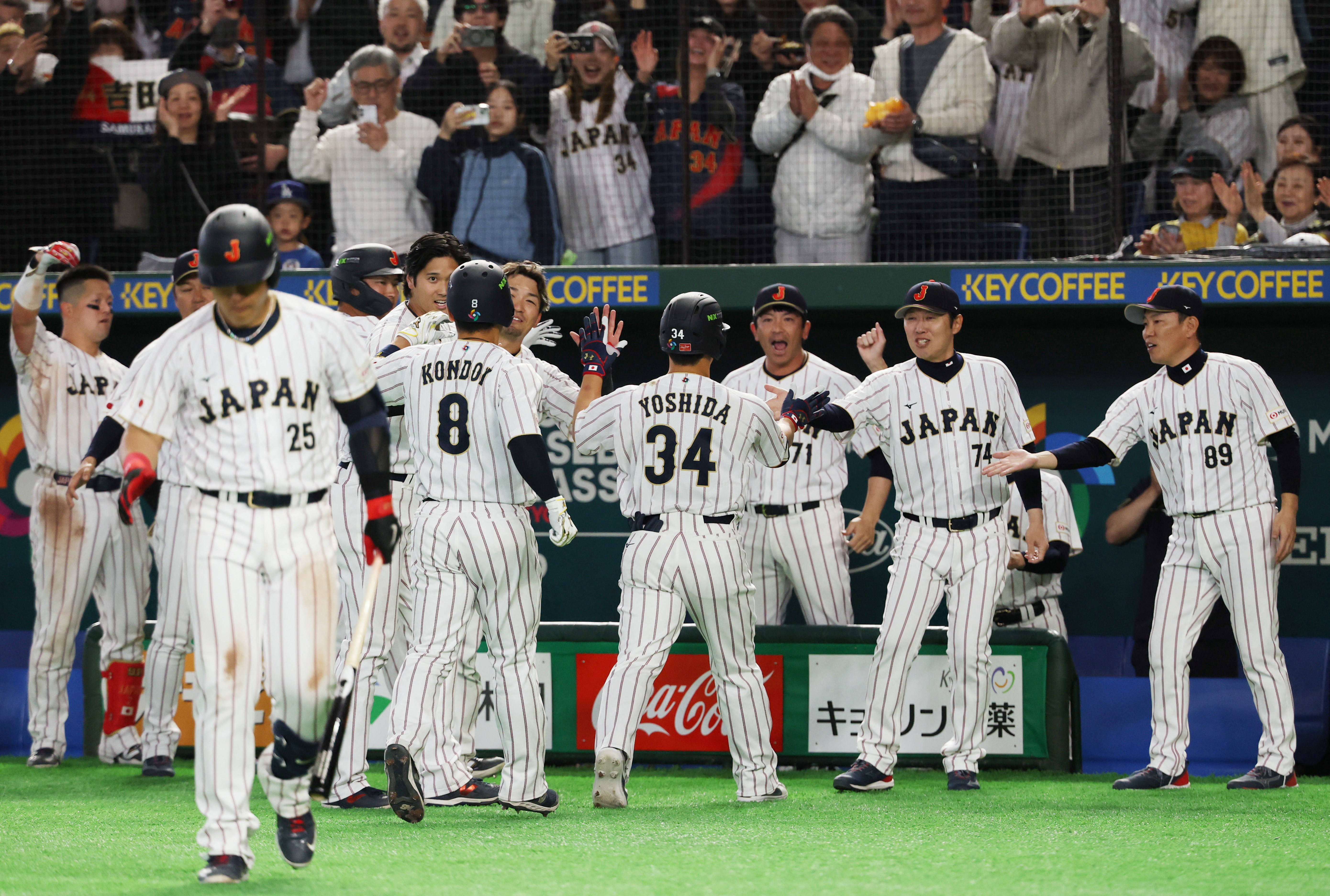 Japan outlasts Australia, clinches Group C in WBC | Reuters