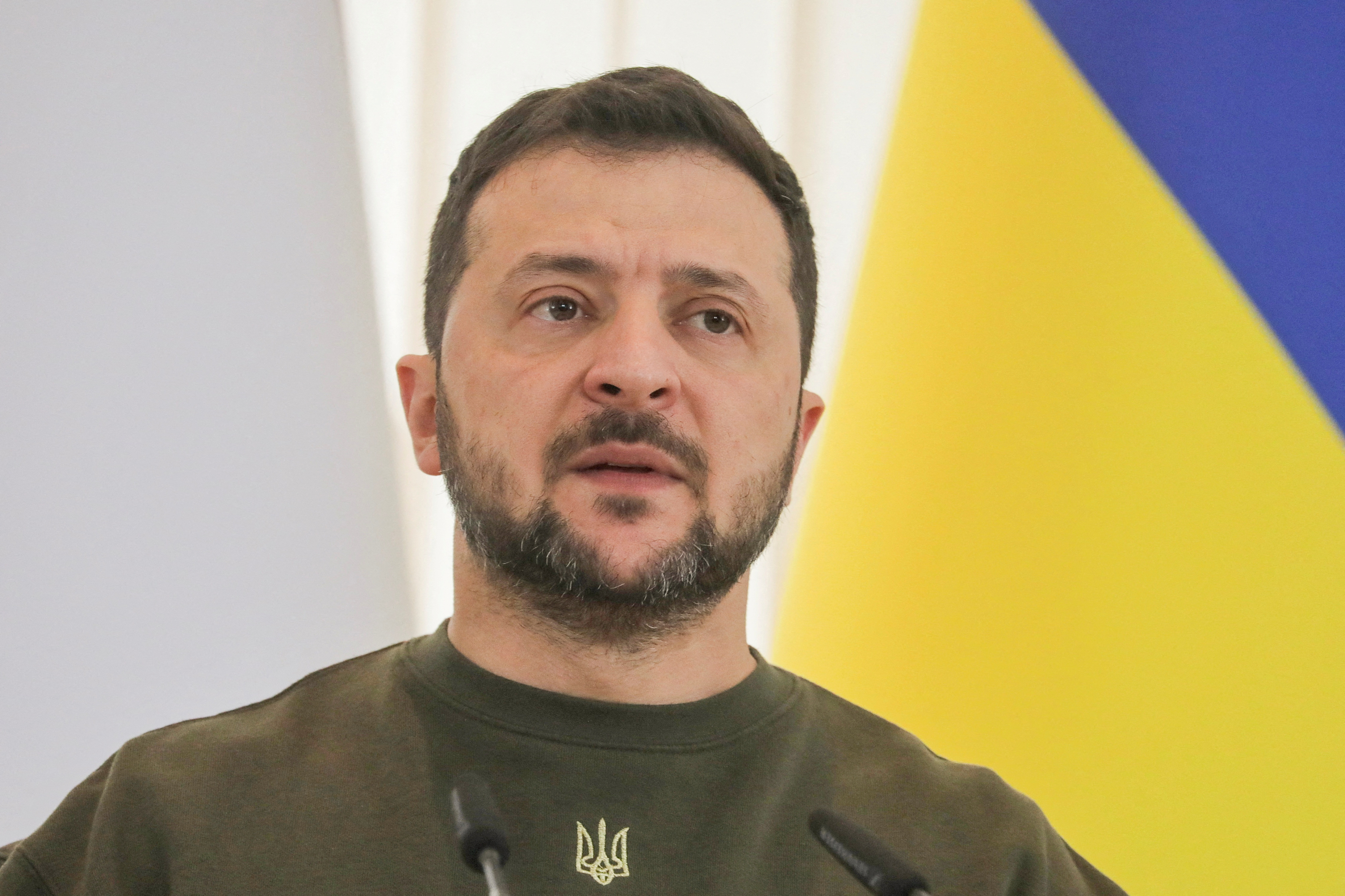 No esperen un éxito instantáneo, advierte Zelenskiy de Ucrania mientras reúne a sus tropas