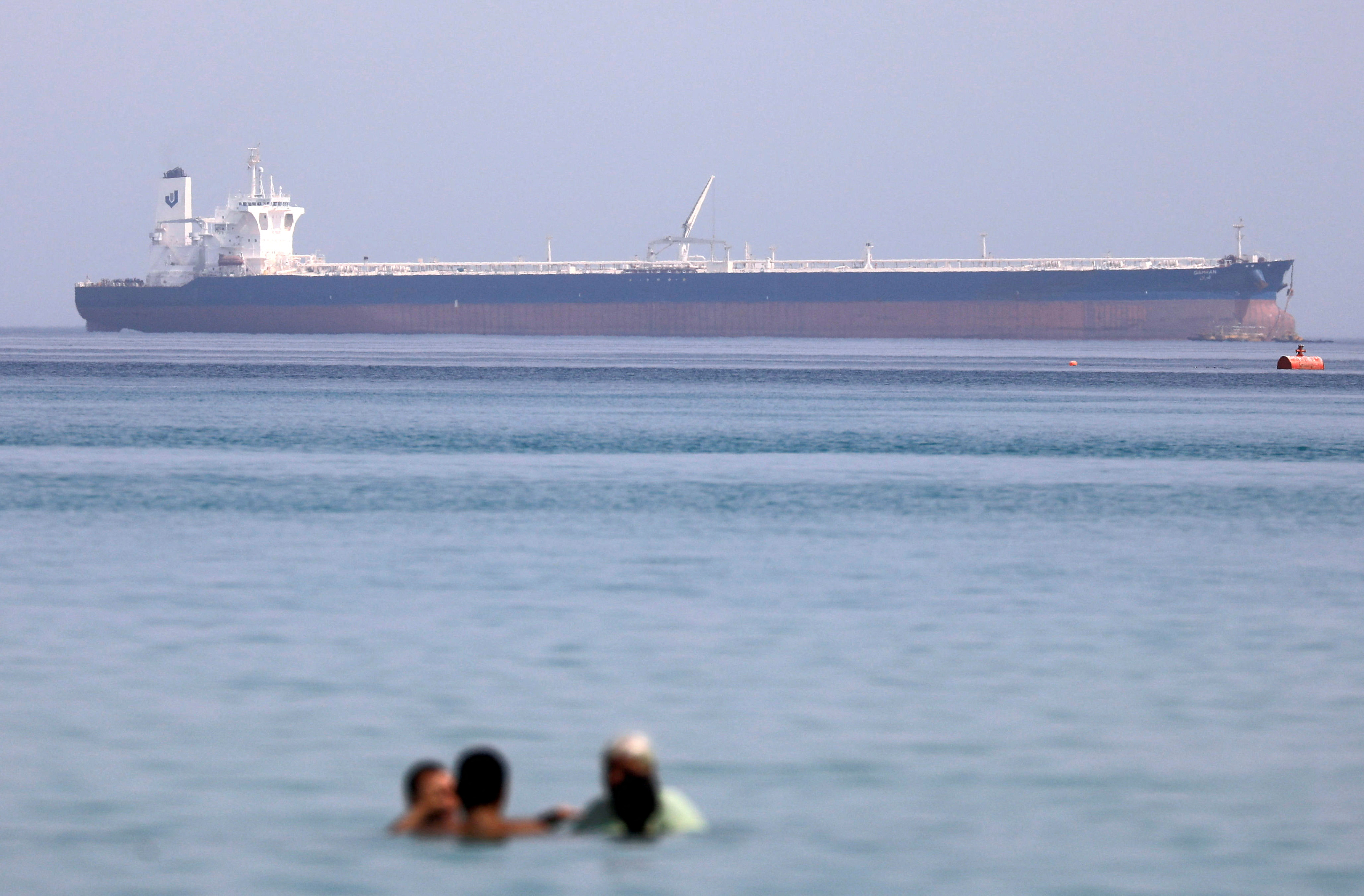 フーシ派、アデン湾でイスラエル貨物船を標的に　米軍艦も