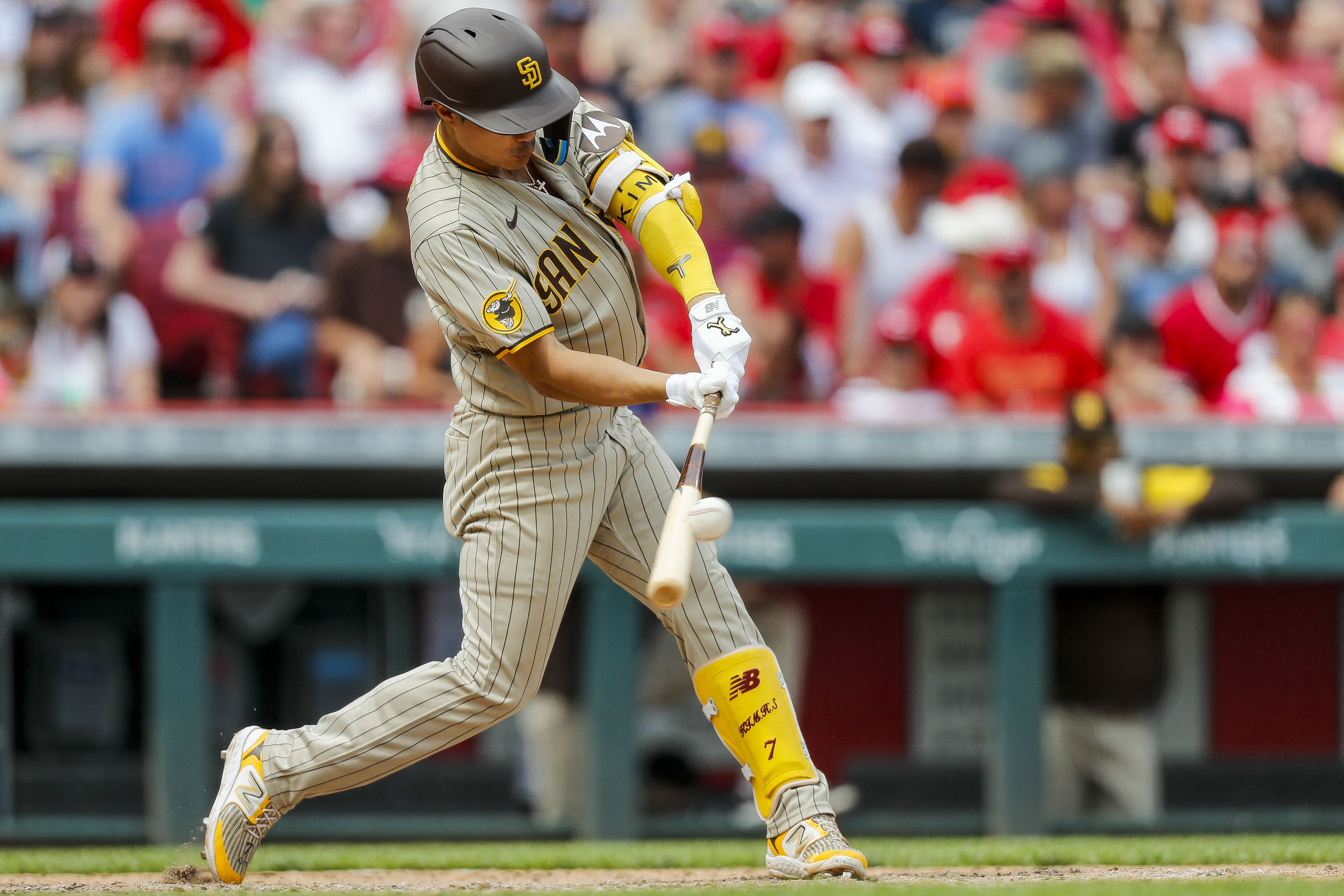 Juan Soto, Manny Machado shine as Padres pound Reds to stop skid