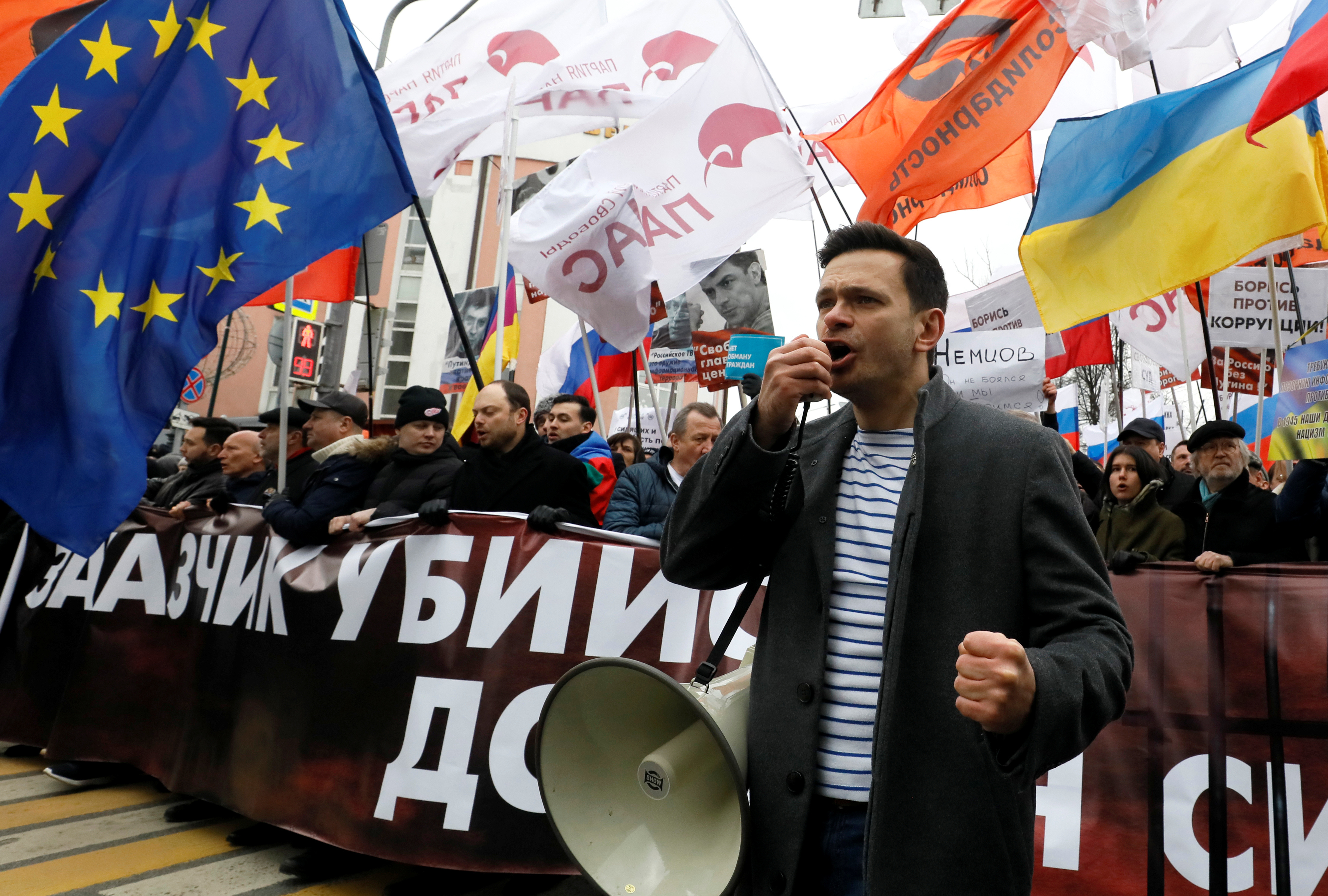 Venäjän oppositiohahmo Ilja Jashin osallistuu mielenosoitukseen oppositiopoliitikon Boris Nemtsovin murhan 5-vuotispäivän kunniaksi ja protestoimaan maan perustuslakiehdotuksia vastaan ​​Moskovassa.
