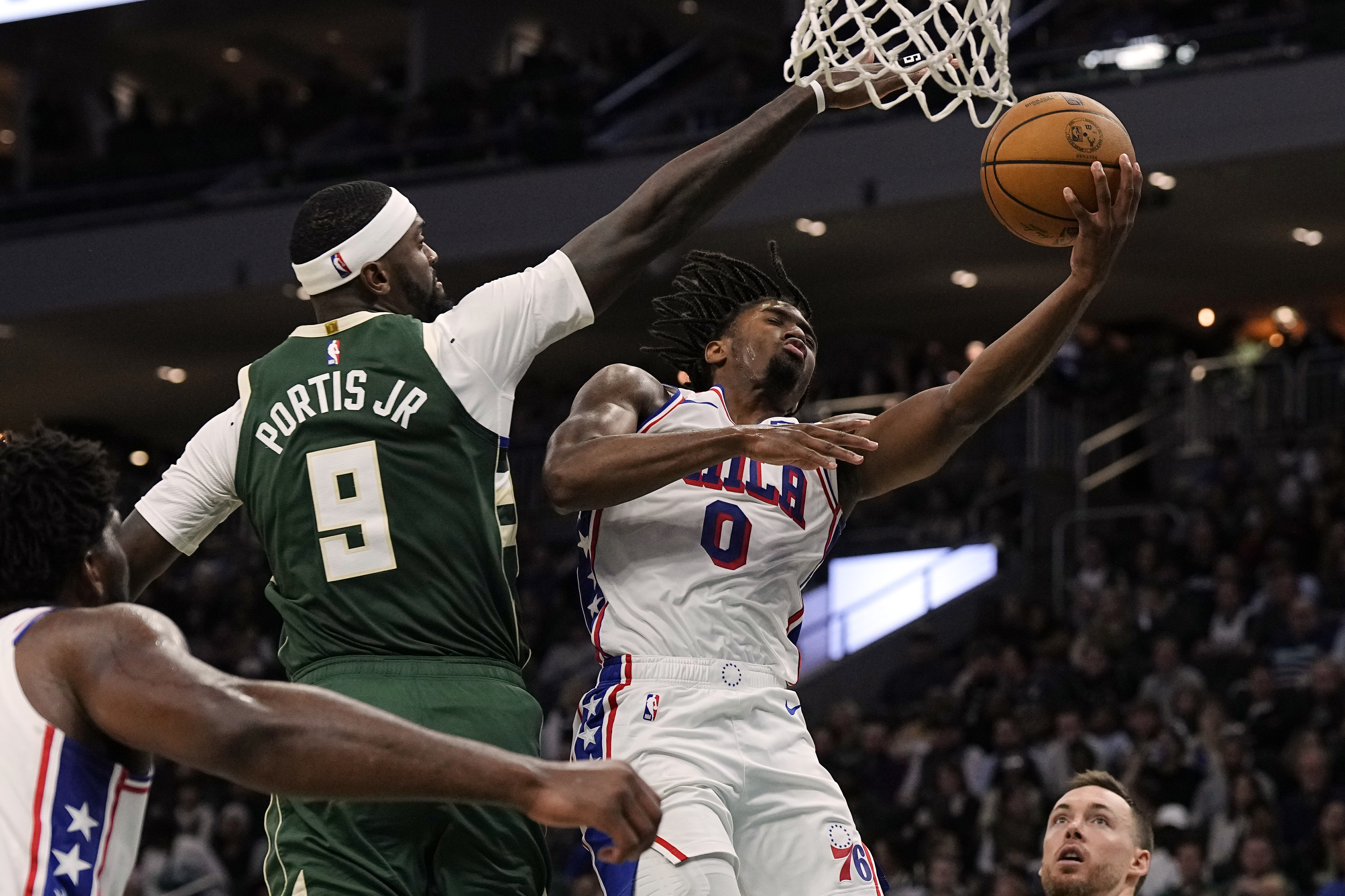 Lillard scores 39 points in his Bucks debut to help Milwaukee edge the  Philadelphia 76ers 118-117