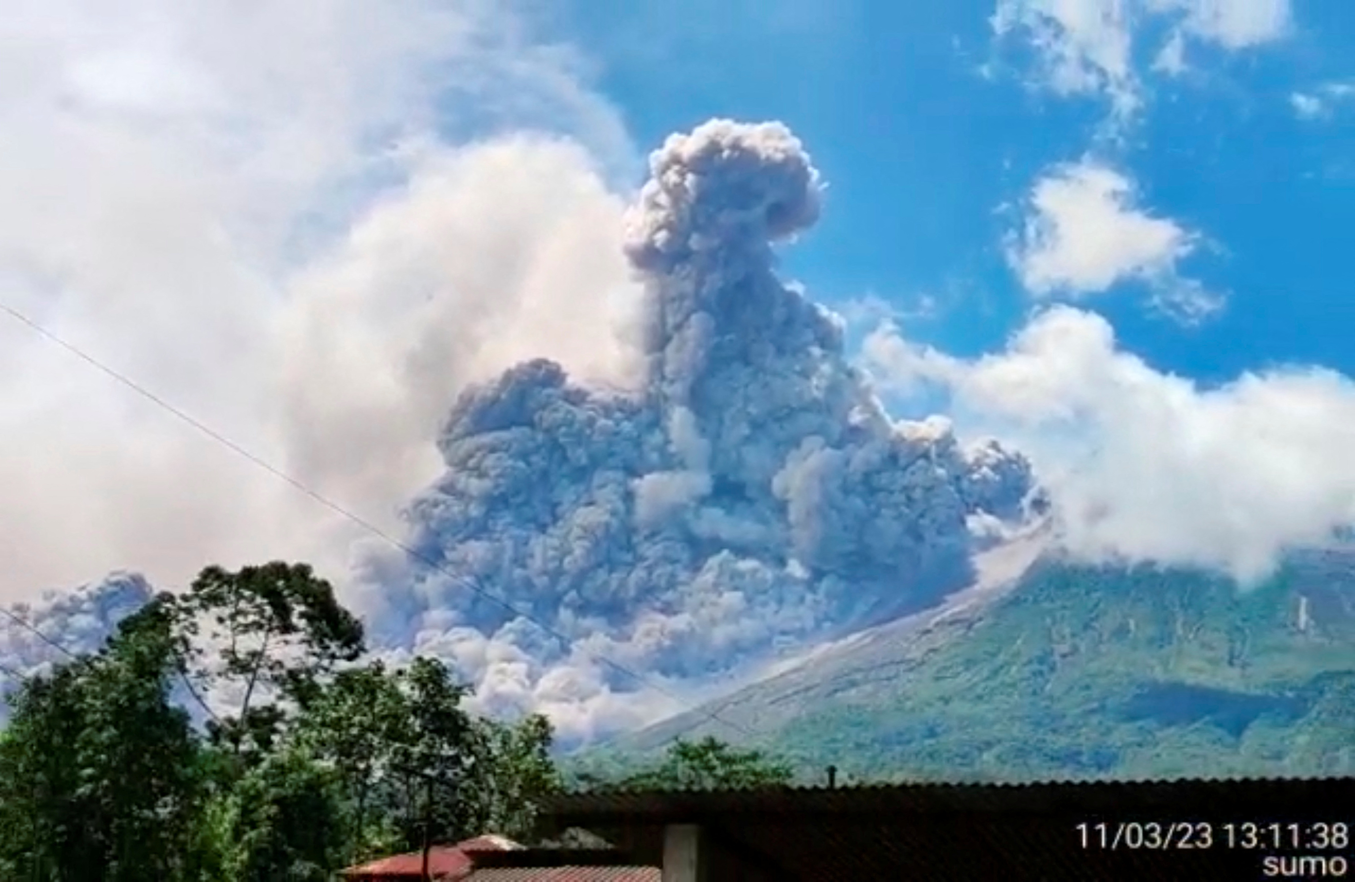 Il vulcano Merapi in Indonesia erutta, vomitando una nuvola calda