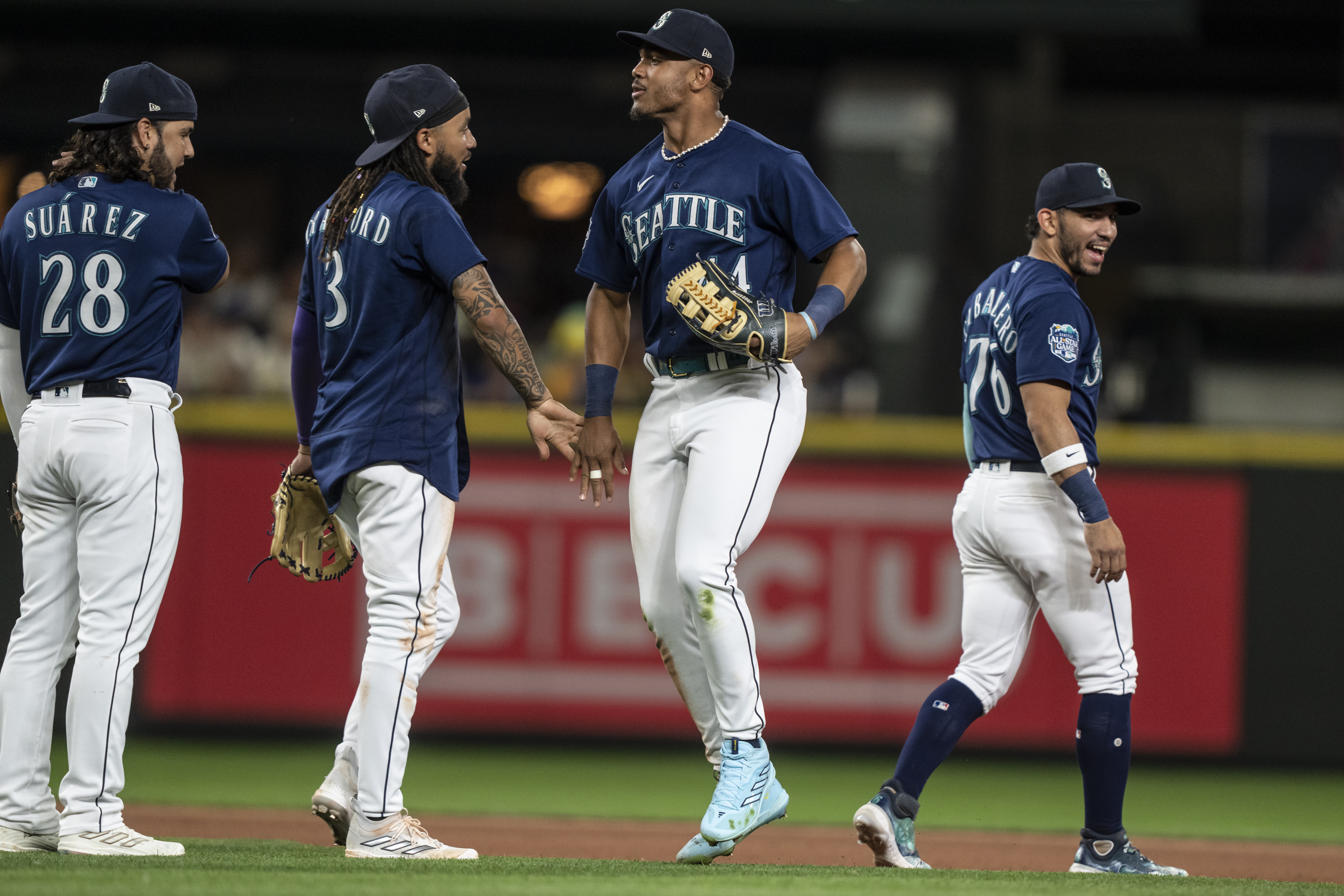 Logan Gilbert shuts down Padres, gets help from Julio Rodríguez catch in  center as Mariners win 2-0