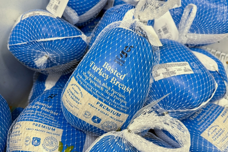 米小売業者、感謝祭用にお得な食事セットを宣伝 | ロイター