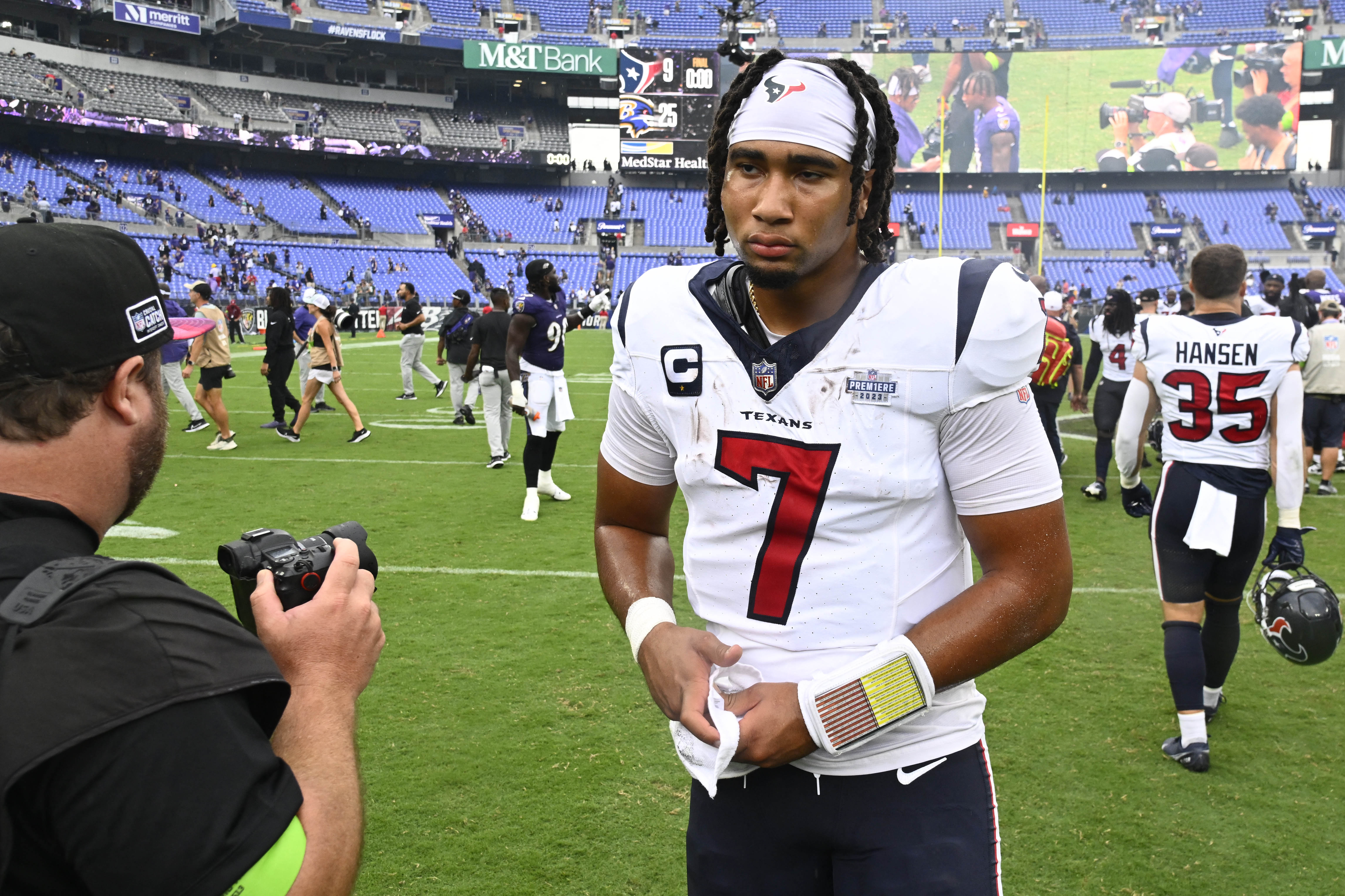 Lamar Jackson accounts for 5 TDs as Ravens hold off Patriots 