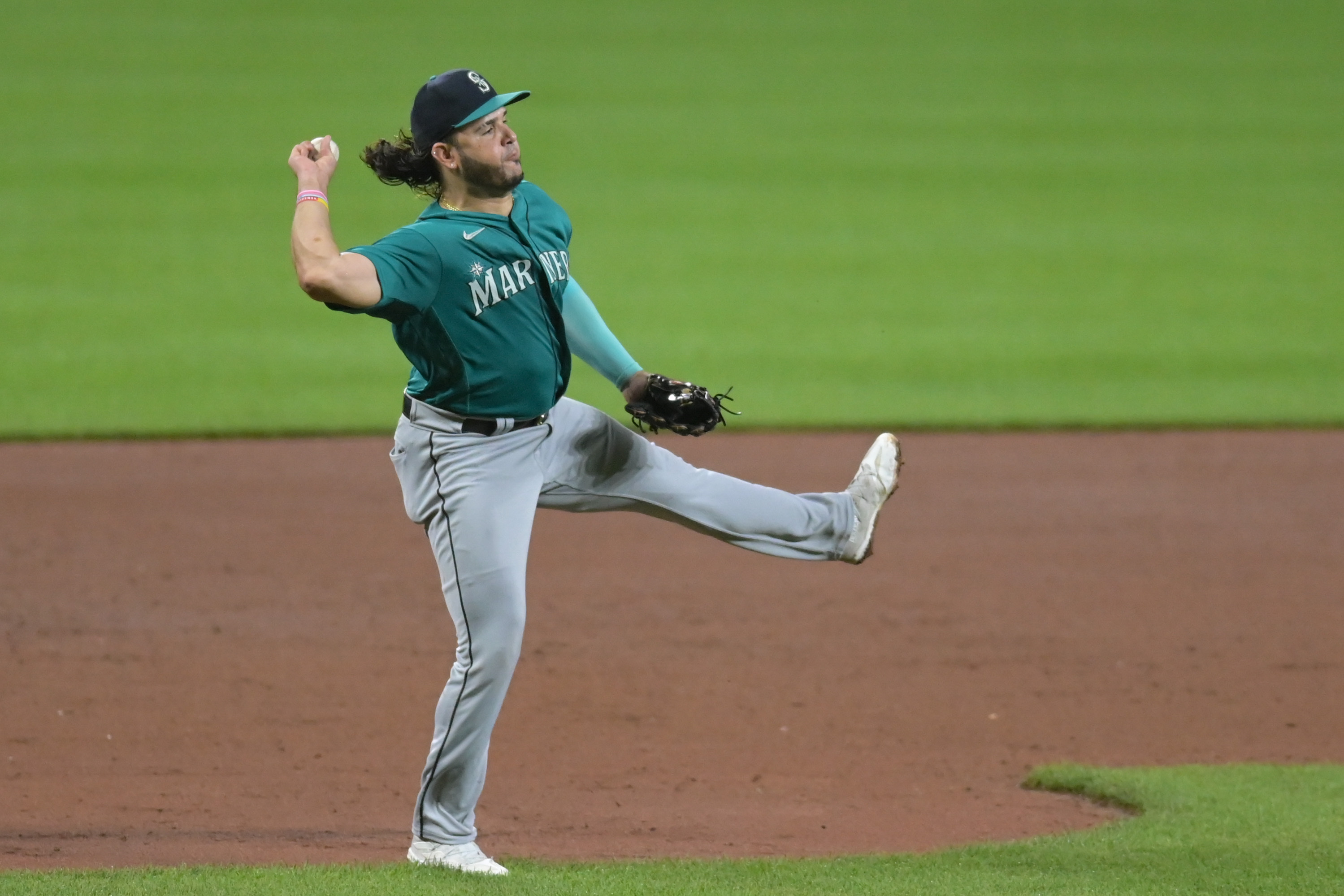 Mariners get pitching, hitting in 13-1 drubbing of Orioles