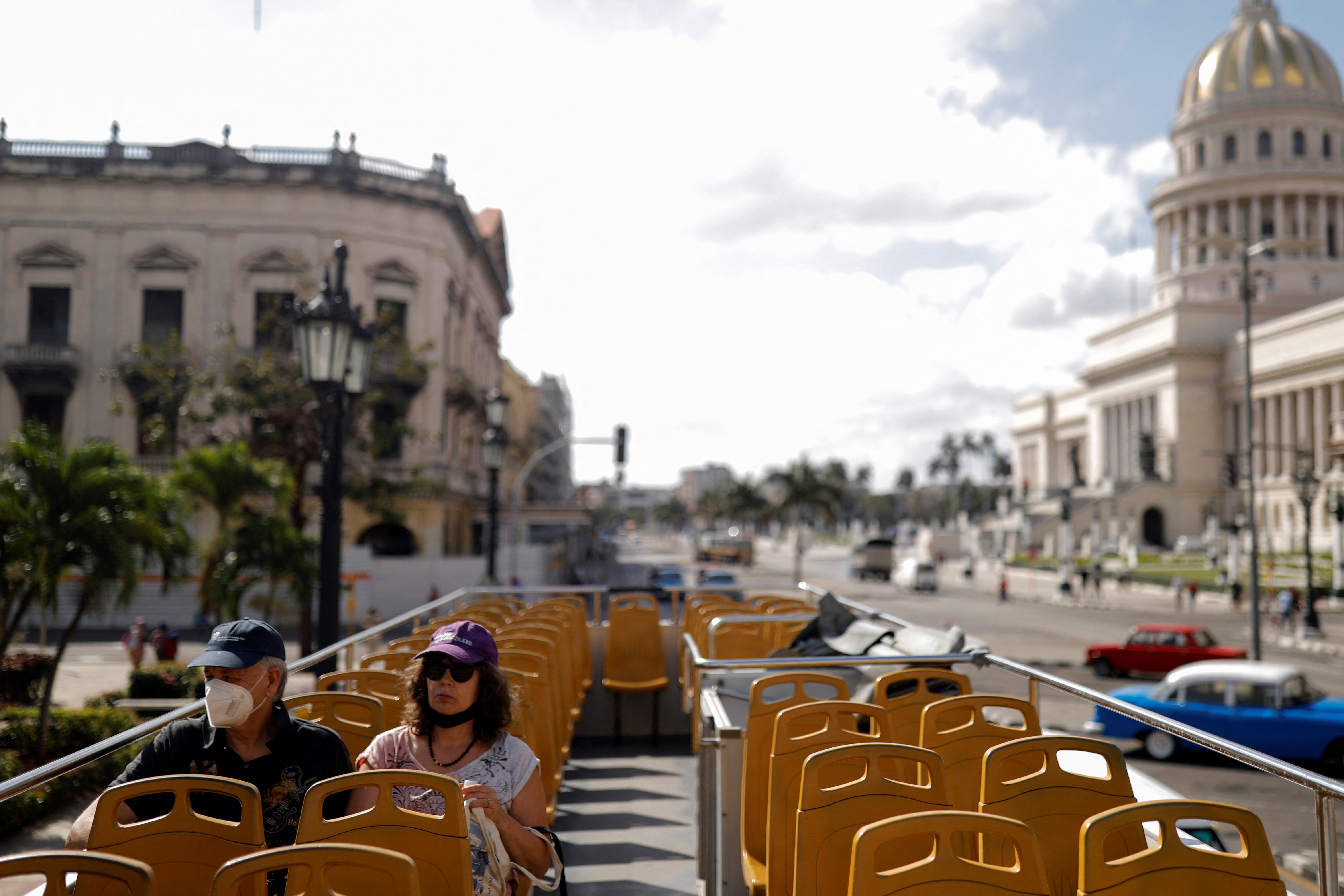 Zwei Urlauber in einem leeren Touristenbus in Havanna, 16. Februar 2022 | Bildquelle: https://www.reuters.com/world/americas/cuban-tourism-industry-flounders-sunseekers-look-elsewhere-2022-02-18/ © REUTERS/Amanda Perobelli | Bilder sind in der Regel urheberrechtlich geschützt