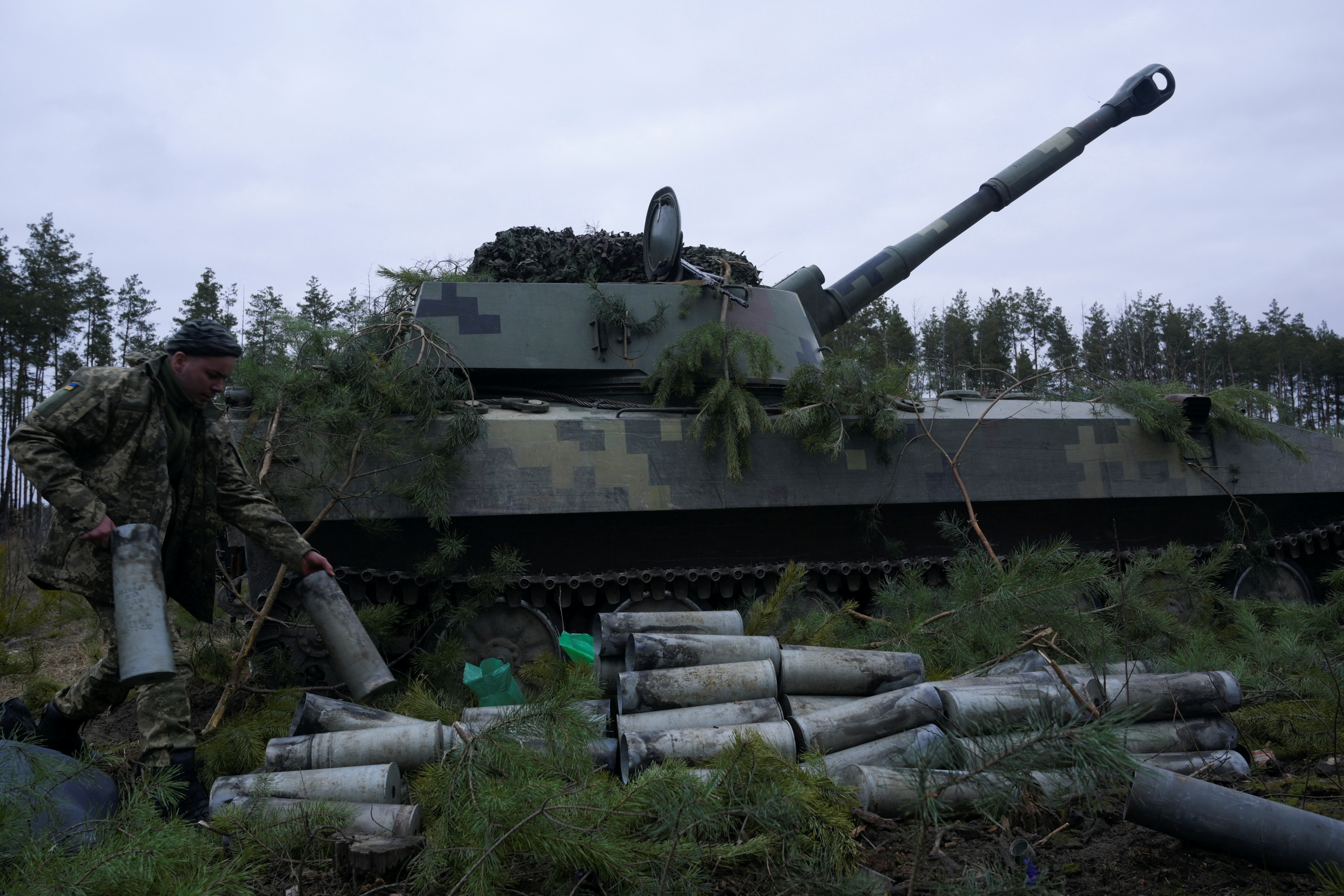 Service members of the Ukrainian armed forces maintain their positions near Makariv
