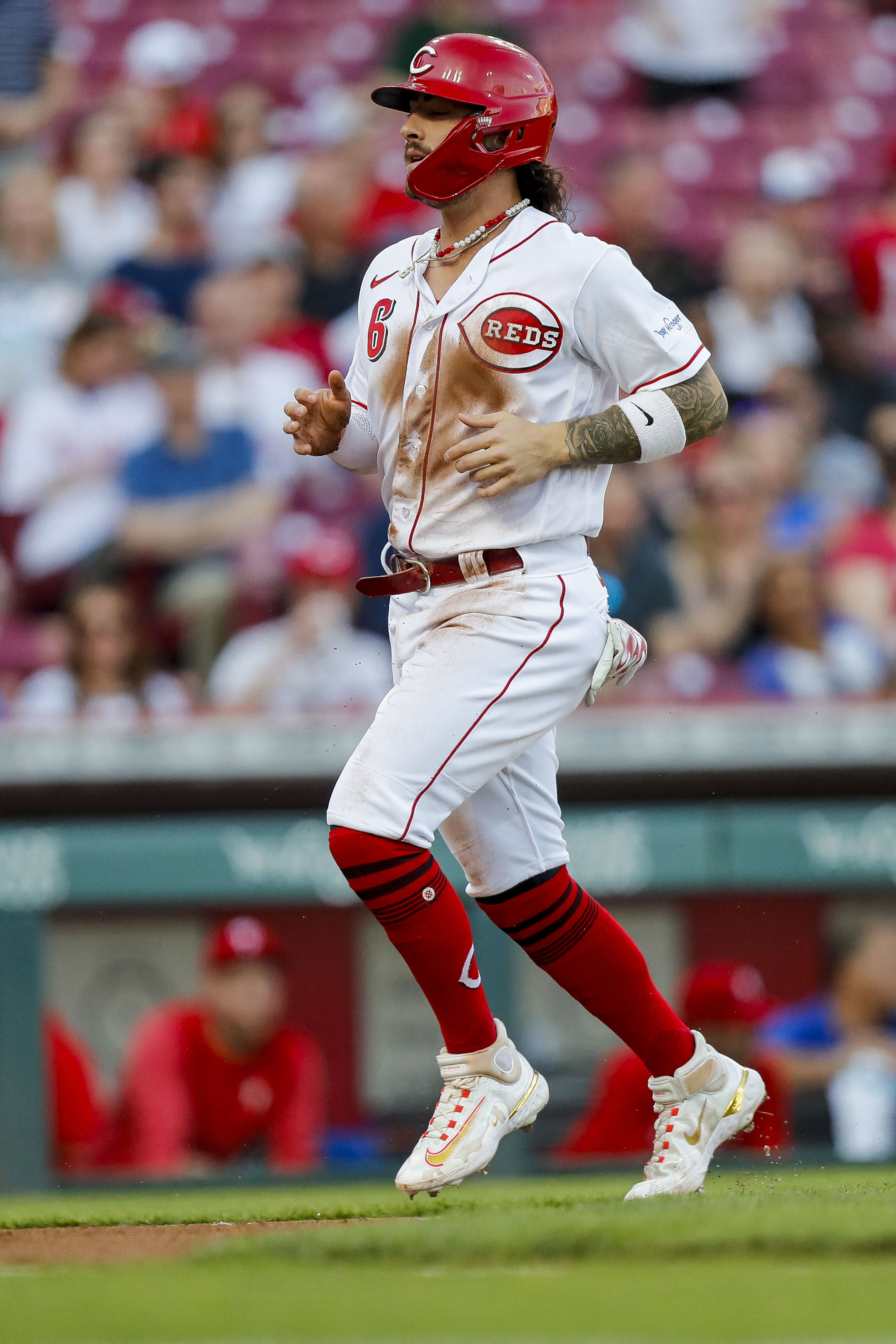 Reds deliver timely hitting to down Phillies