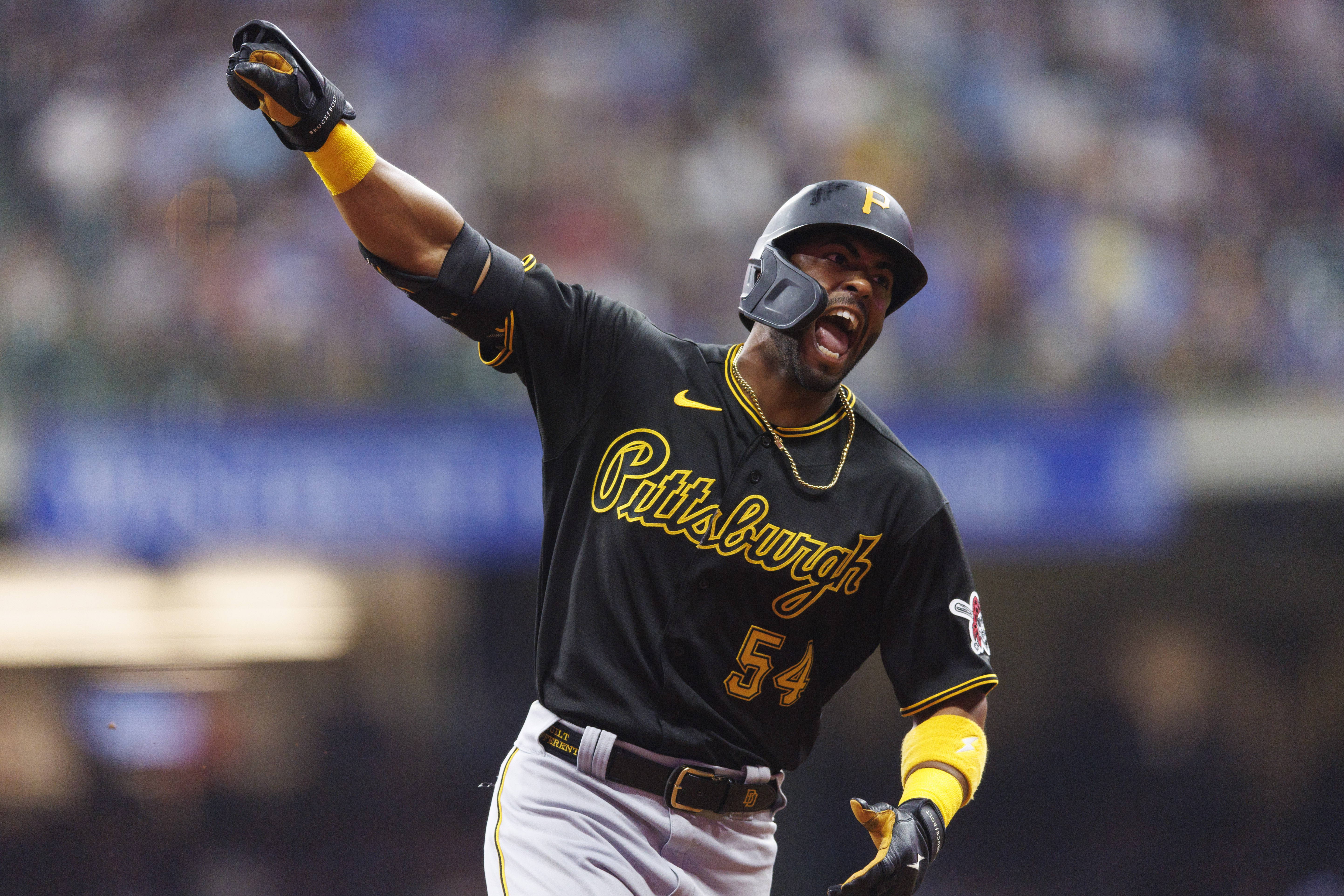 Alfonso Rivas, Bryan Reynolds have huge performances as Pirates beat  Brewers 8-4 - ABC News