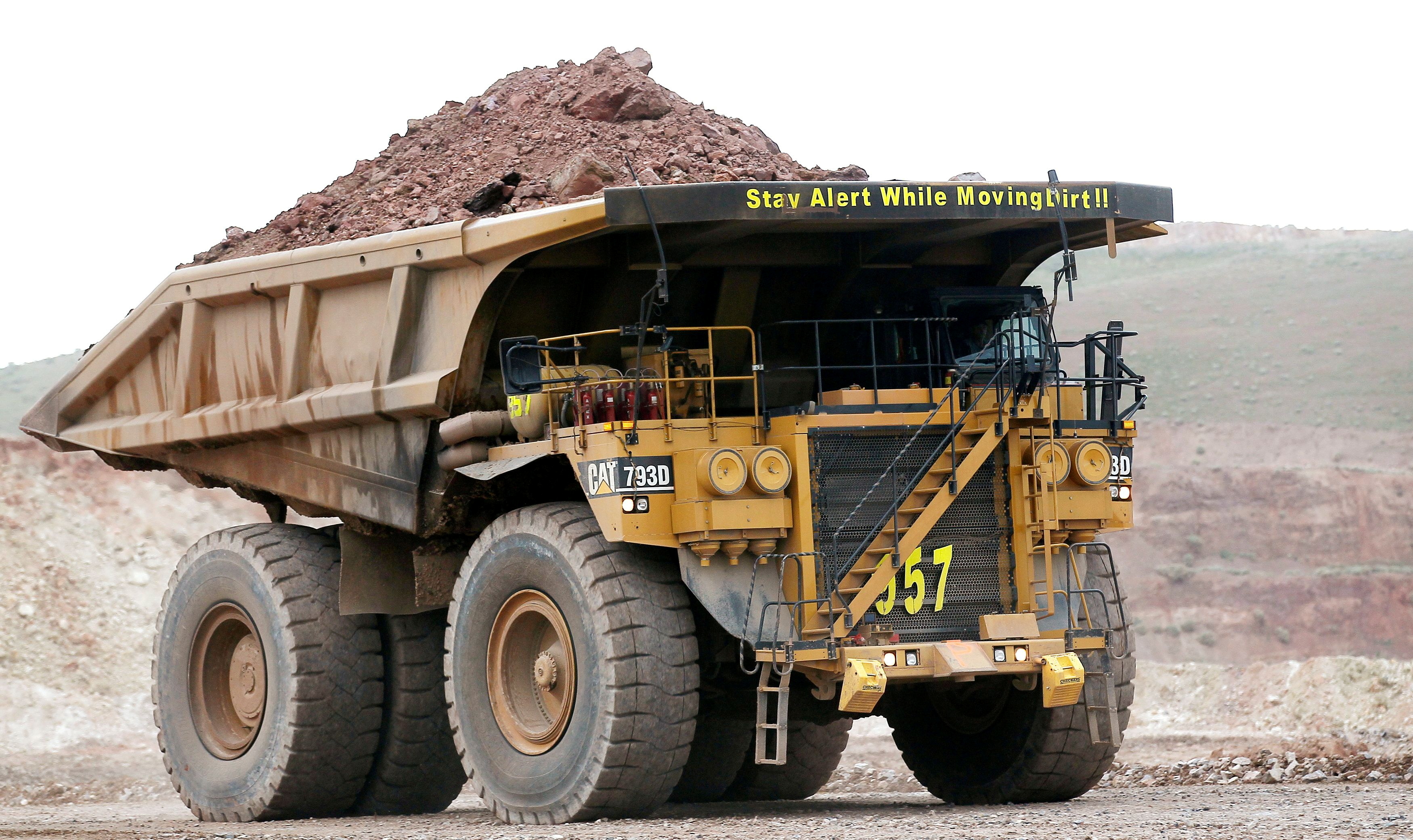 A haul truck carries a full load at a mine operation near Elko, Nevada May 21, 2014. REUTERS/Rick Wilking/File Photo