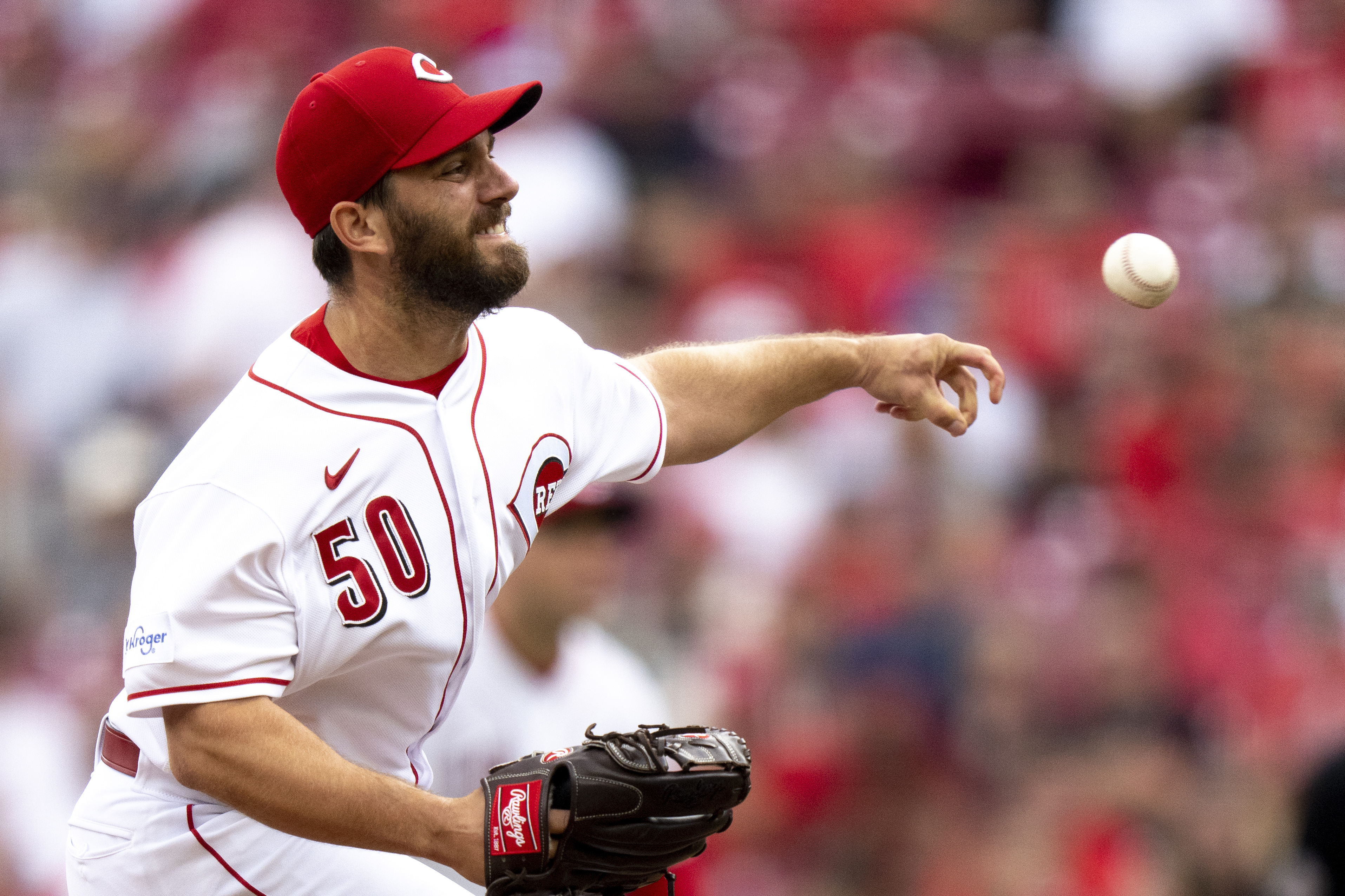 Marlins club three HRs to rally past Reds, 5-4