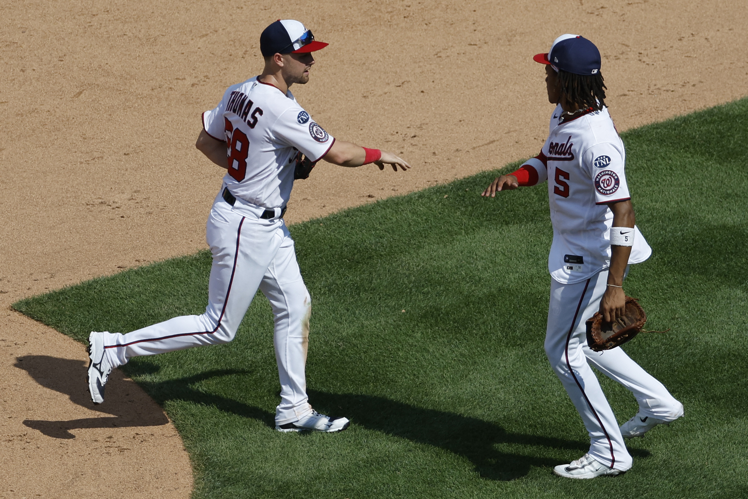 Throwback Nats rally, win 6-5 to sweep Giants