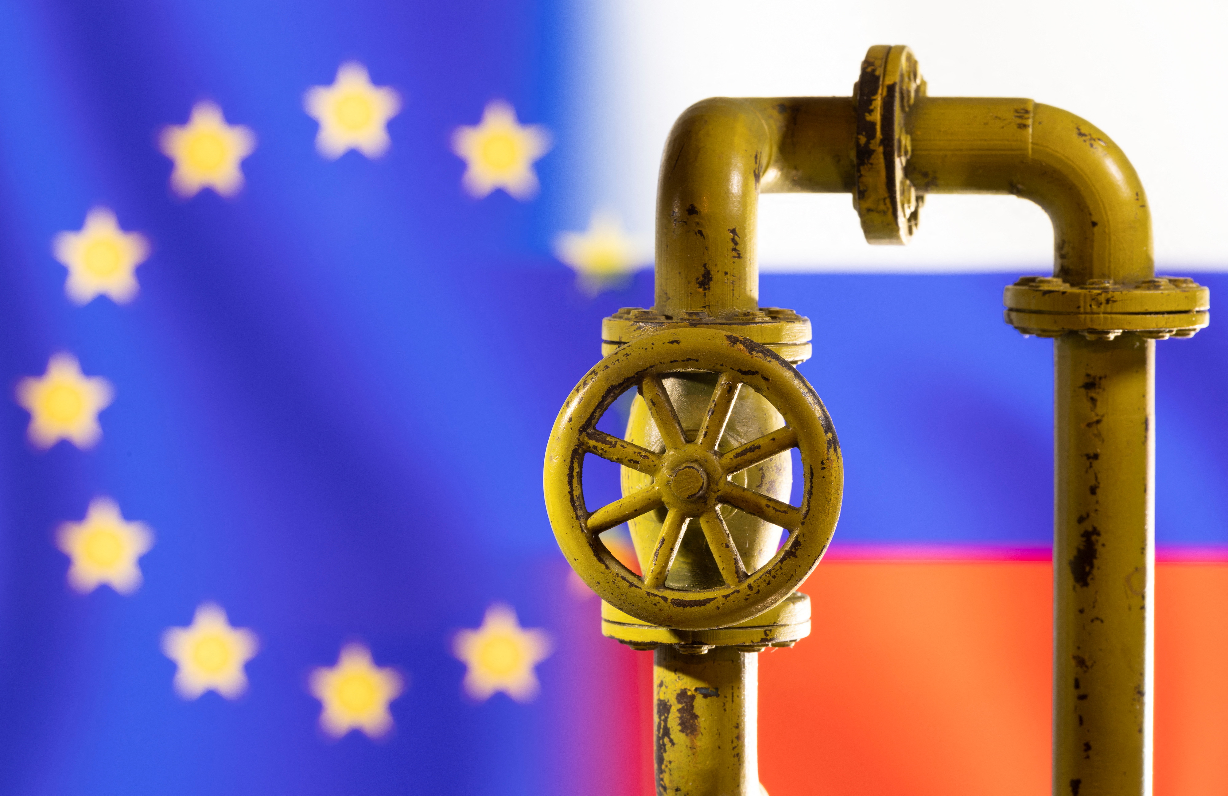 L'illustrazione mostra il gasdotto di fronte ai colori della bandiera dell'UE e della Russia
