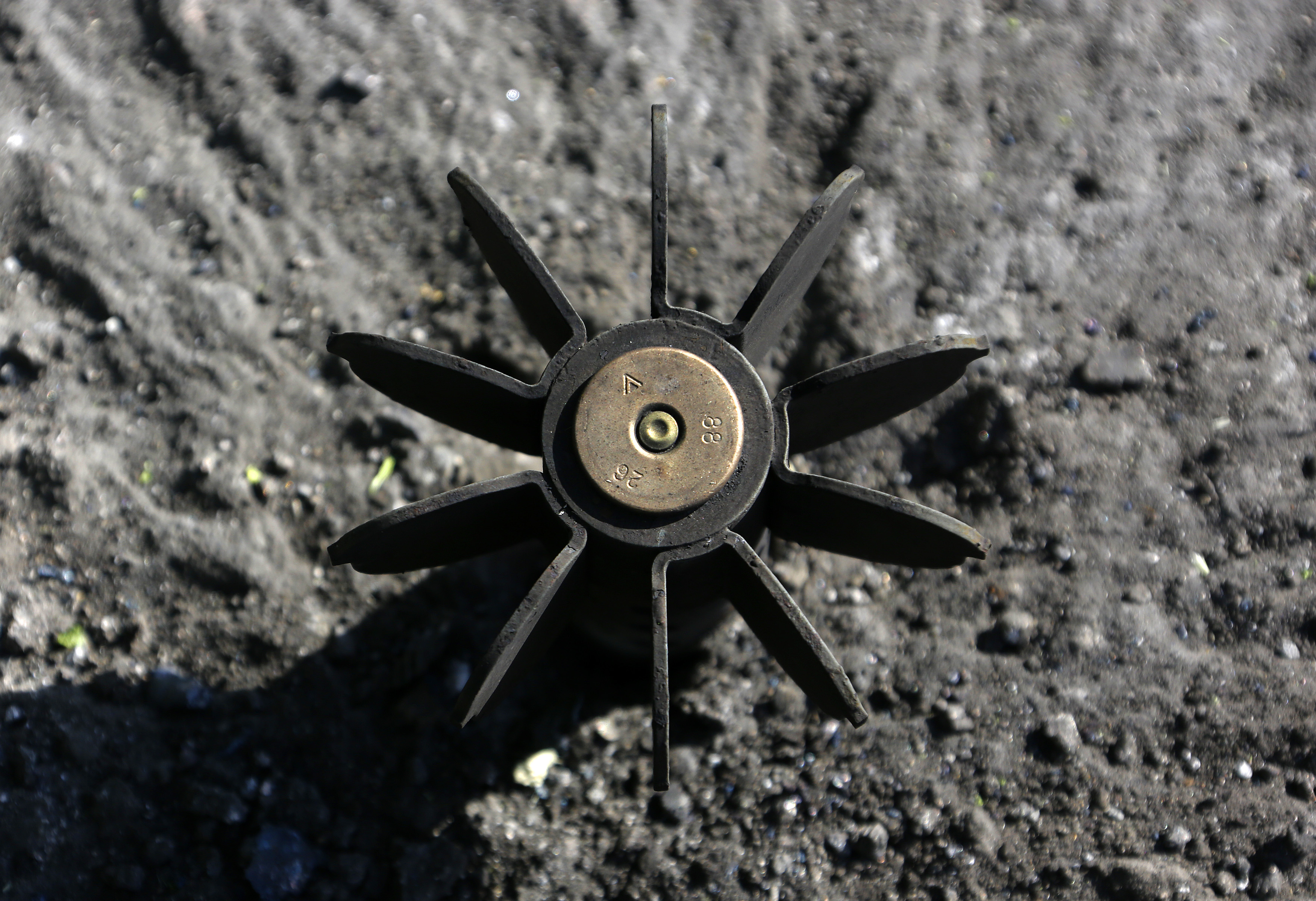 FILE PHOTO: The remains of a Ukrainian army 120mm mortar shell is seen at a front line of the pro-Russian position on the outskirts of the eastern Ukrainian town of Slaviansk May 17, 2014. REUTERS/Yannis Behrakis