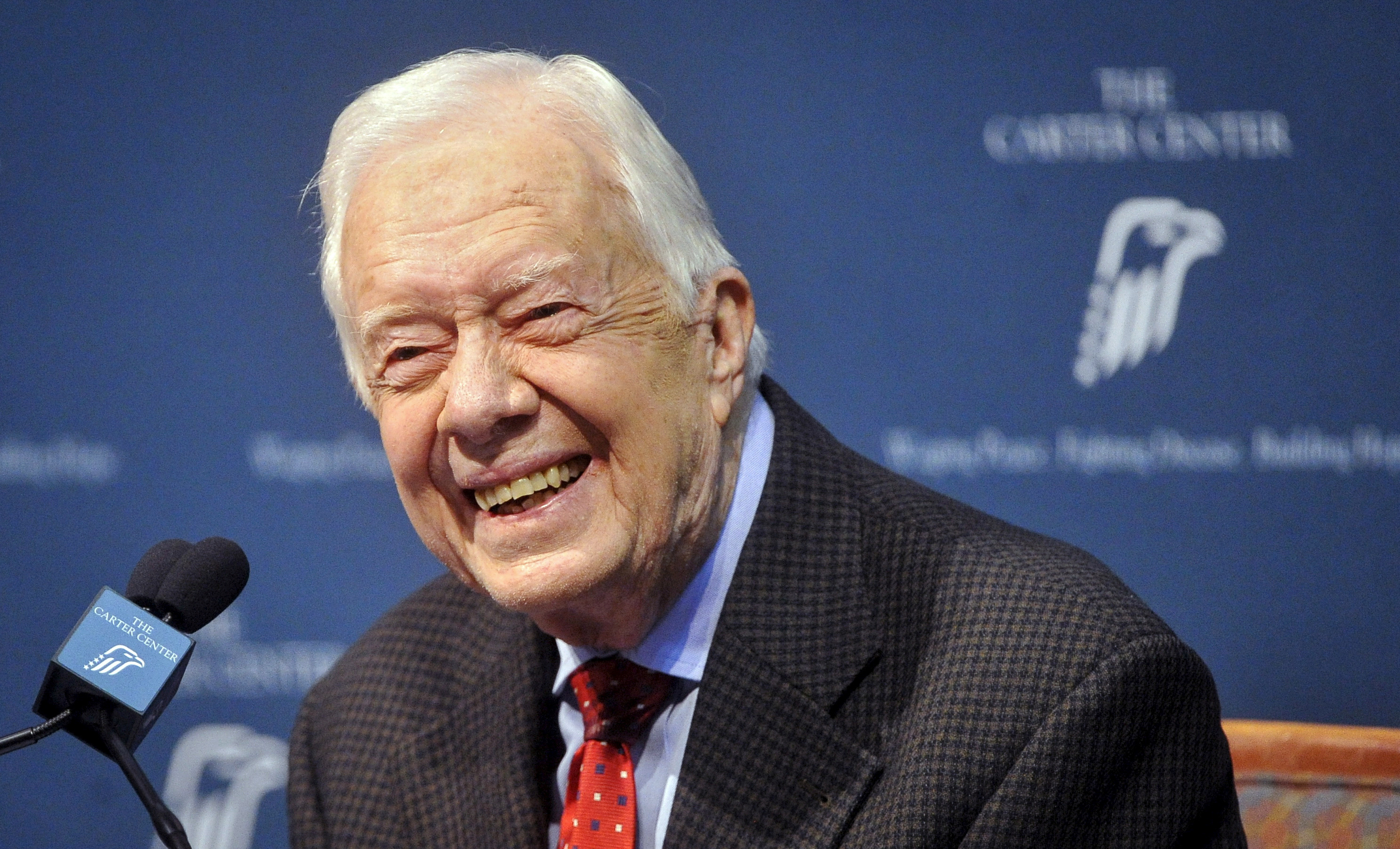 FILE PHOTO - Cựu Tổng thống Hoa Kỳ Jimmy Carter nhận câu hỏi từ giới truyền thông trong một cuộc họp báo tại Trung tâm Carter ở Atlanta