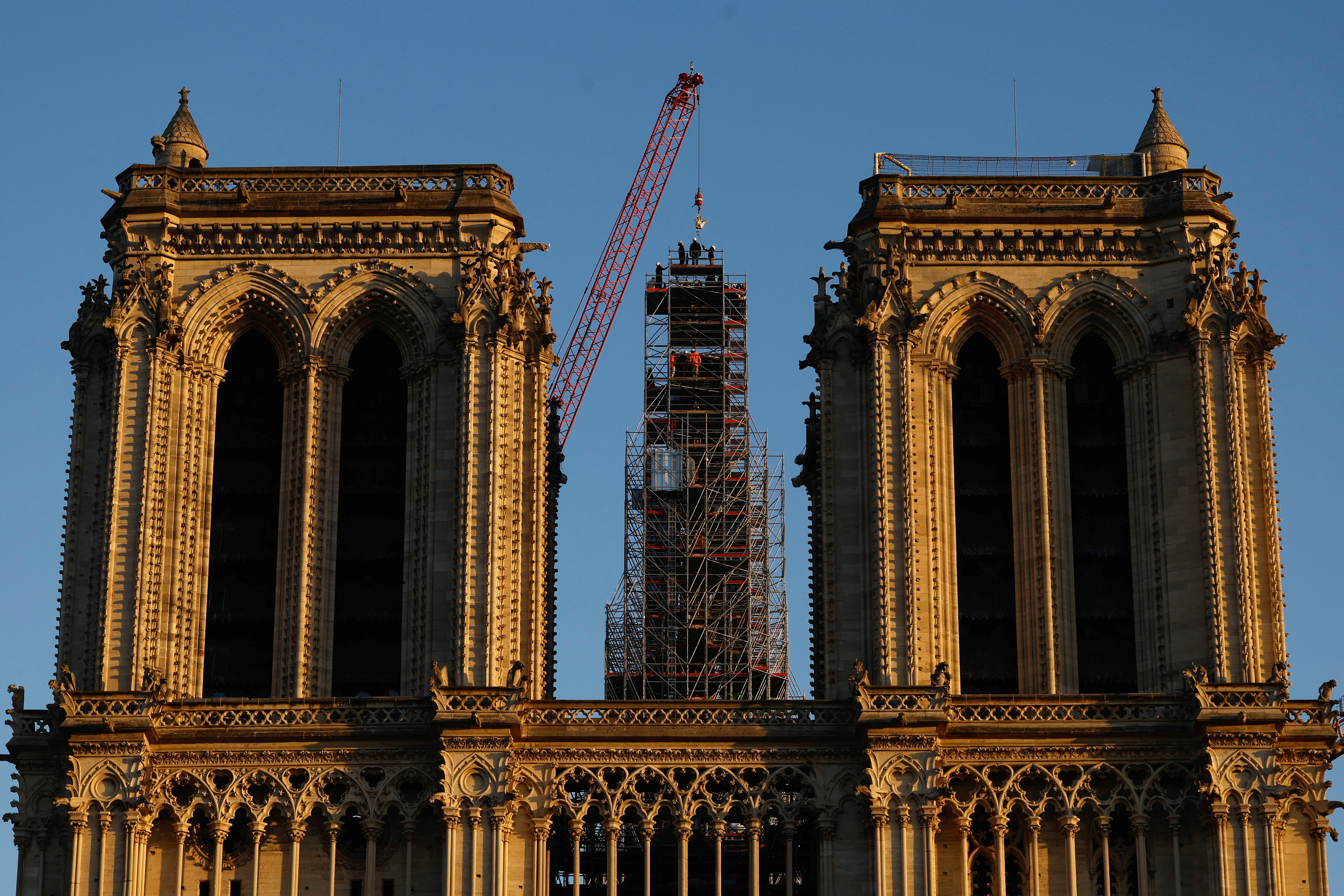 Notre Dame gets new golden rooster in pivotal moment – DW – 12/17/2023