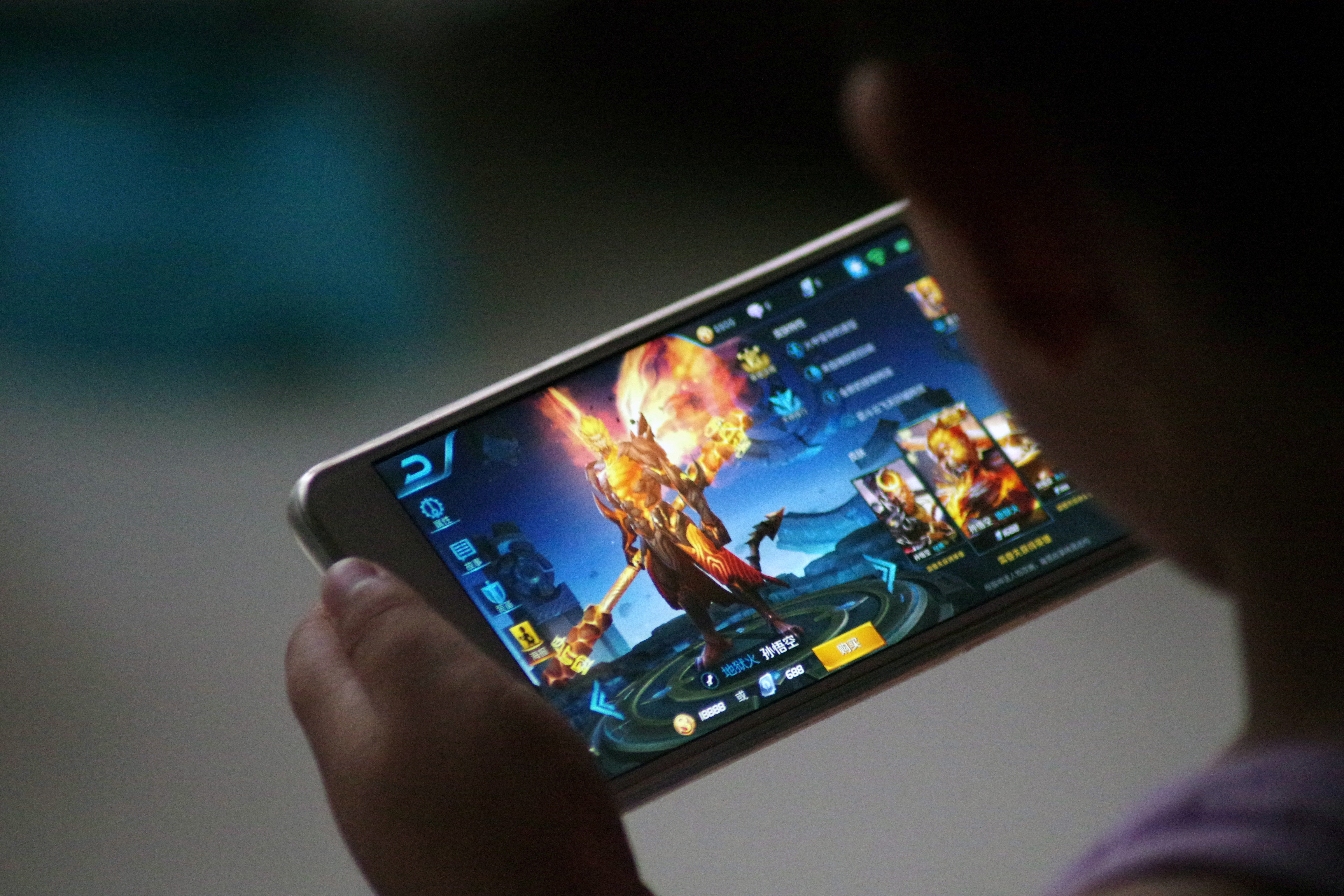 Развлечения смартфоне. Китайский игровой смартфон. Игры на смартфон. Игровой смартфон в руках. Самые популярные мобильные игры.