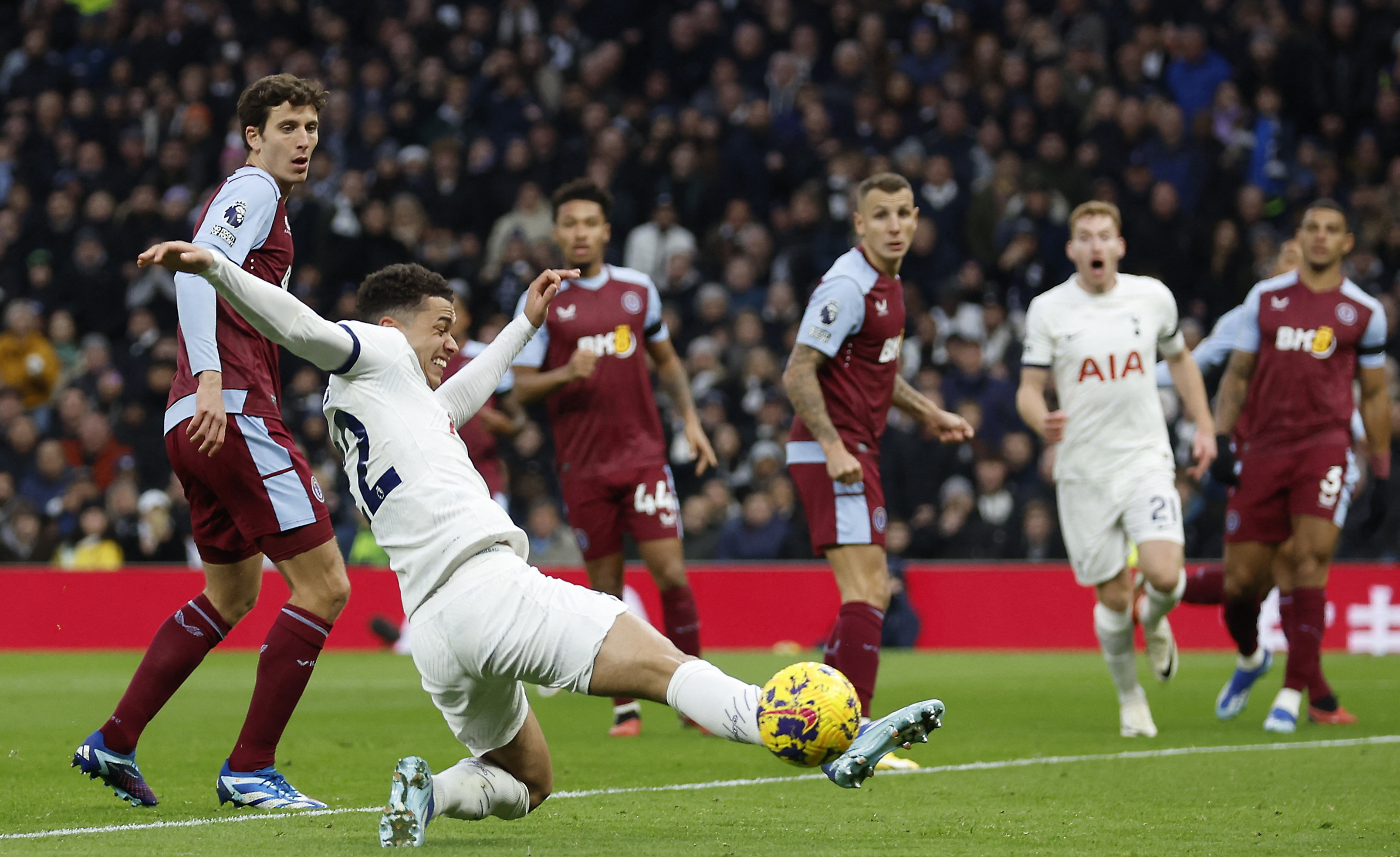 Tottenham perde com Aston Villa e soma a quarta derrota nos