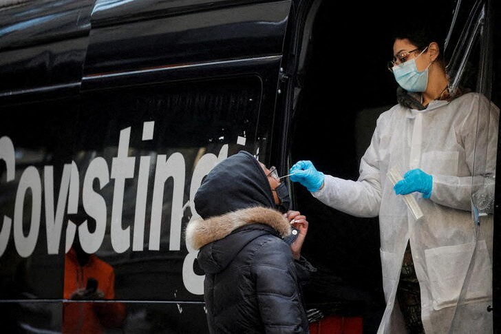 A woman takes a coronavirus disease (COVID-19) test at pop-up testing site in Brooklyn, New York, U.S., January 7, 2022. REUTERS/Brendan McDermid