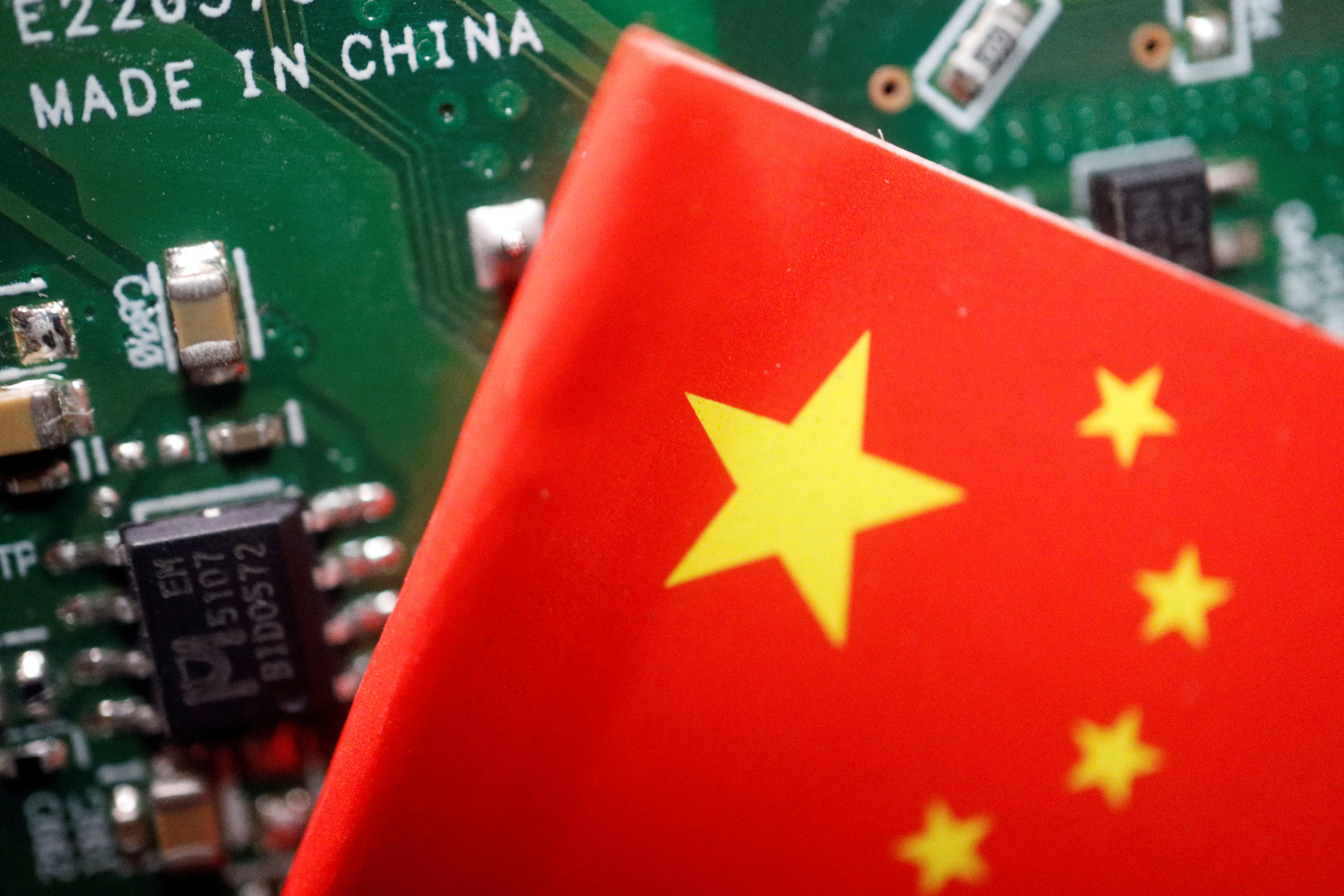 Imagen ilustrativa de la bandera china con chips semiconductores