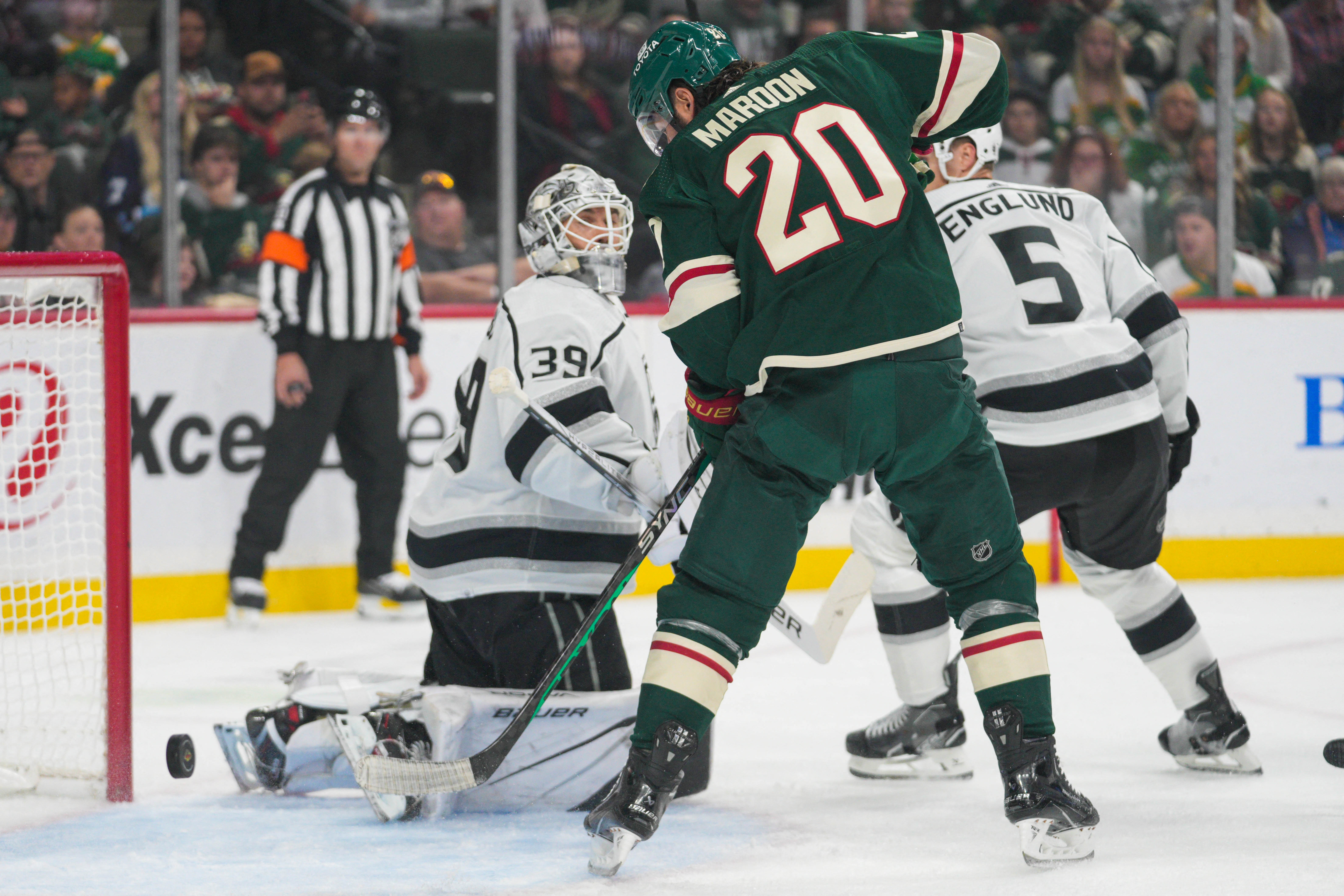 Kings strike for 4 goals in first period, cruise past Wild