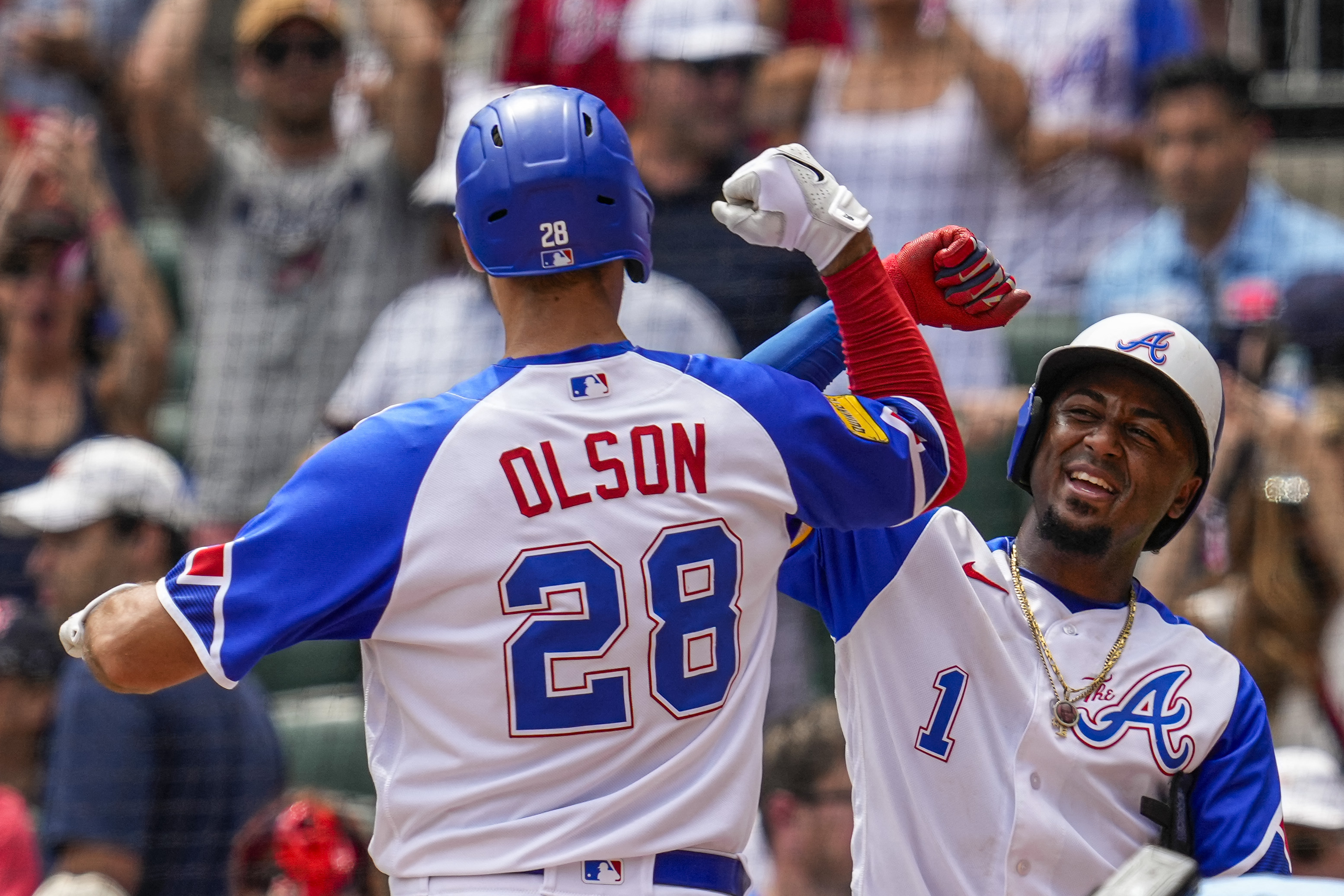 Olson Drives in 5 With 2 HRs, Including Go-Ahead Shot, as Braves Sweep  Brewers 8-6