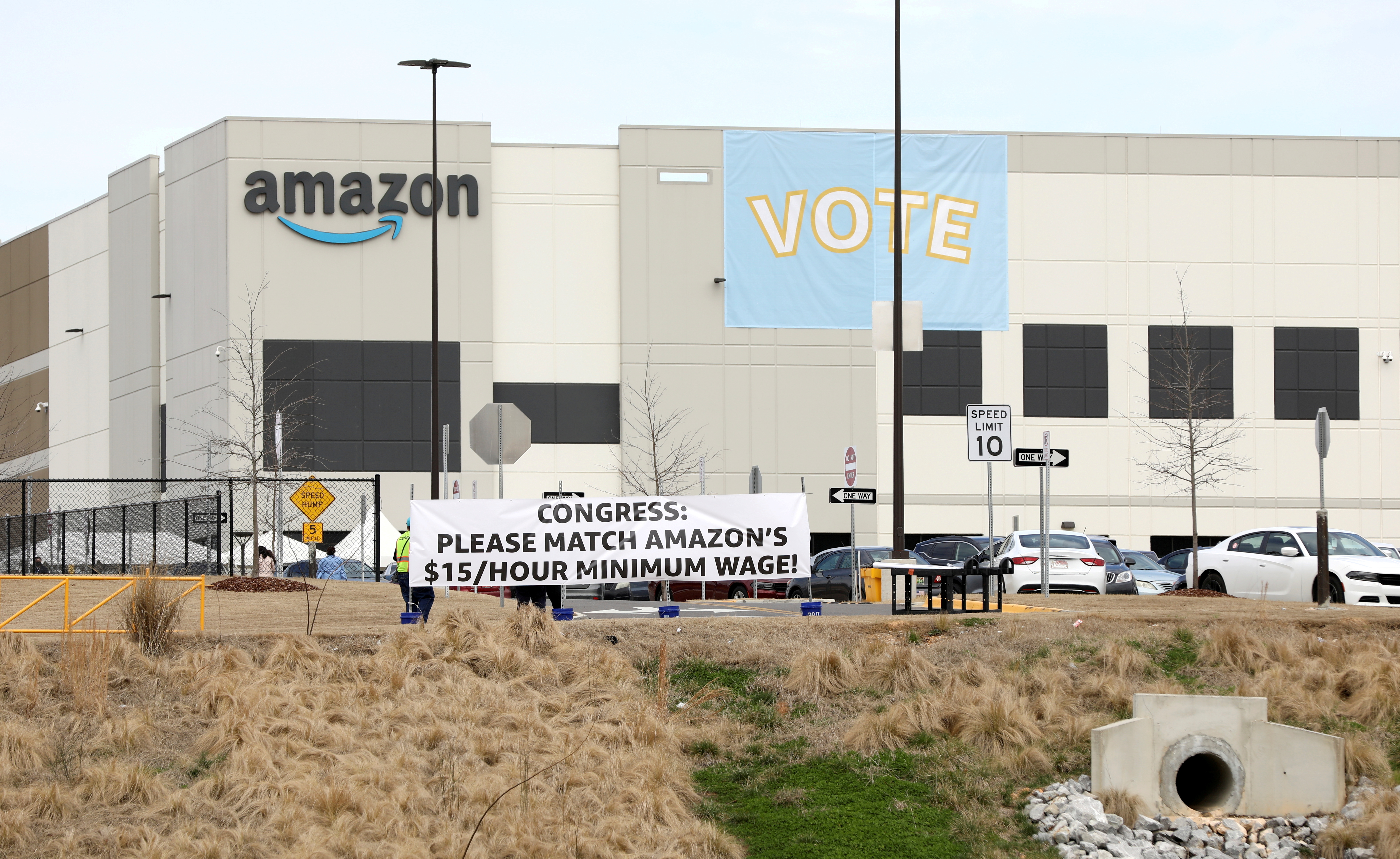 Banners are placed at the Amazon facility as members of a congressional delegation arrive to show their support for workers who will vote on whether to unionize, in Bessemer, Alabama, U.S. March 5, 2021.  REUTERS/Dustin Chambers