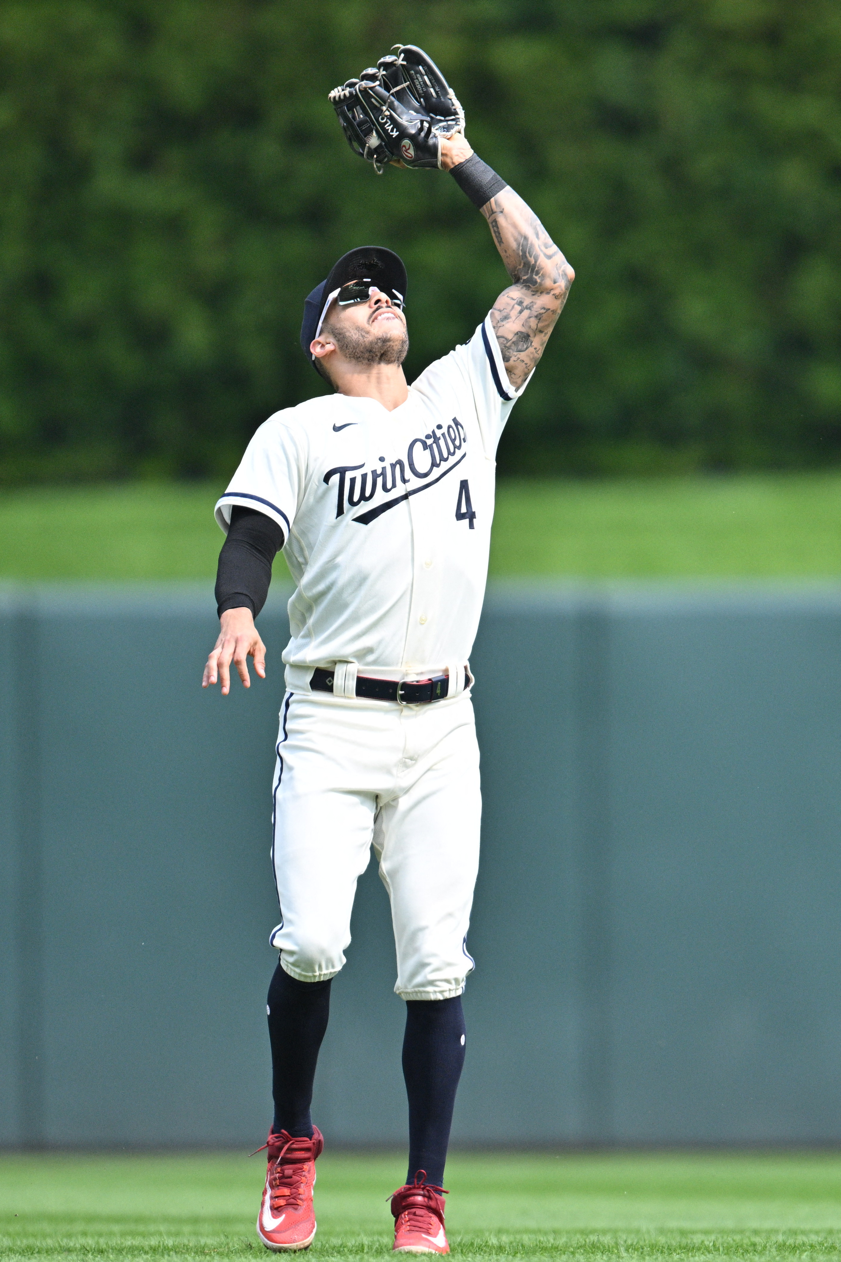 Minnesota Twins starting pitcher Dallas Keuchel (60) throws to the plate  during a MLB regular season game between the Arizona Diamondbacks and  Minneso Stock Photo - Alamy