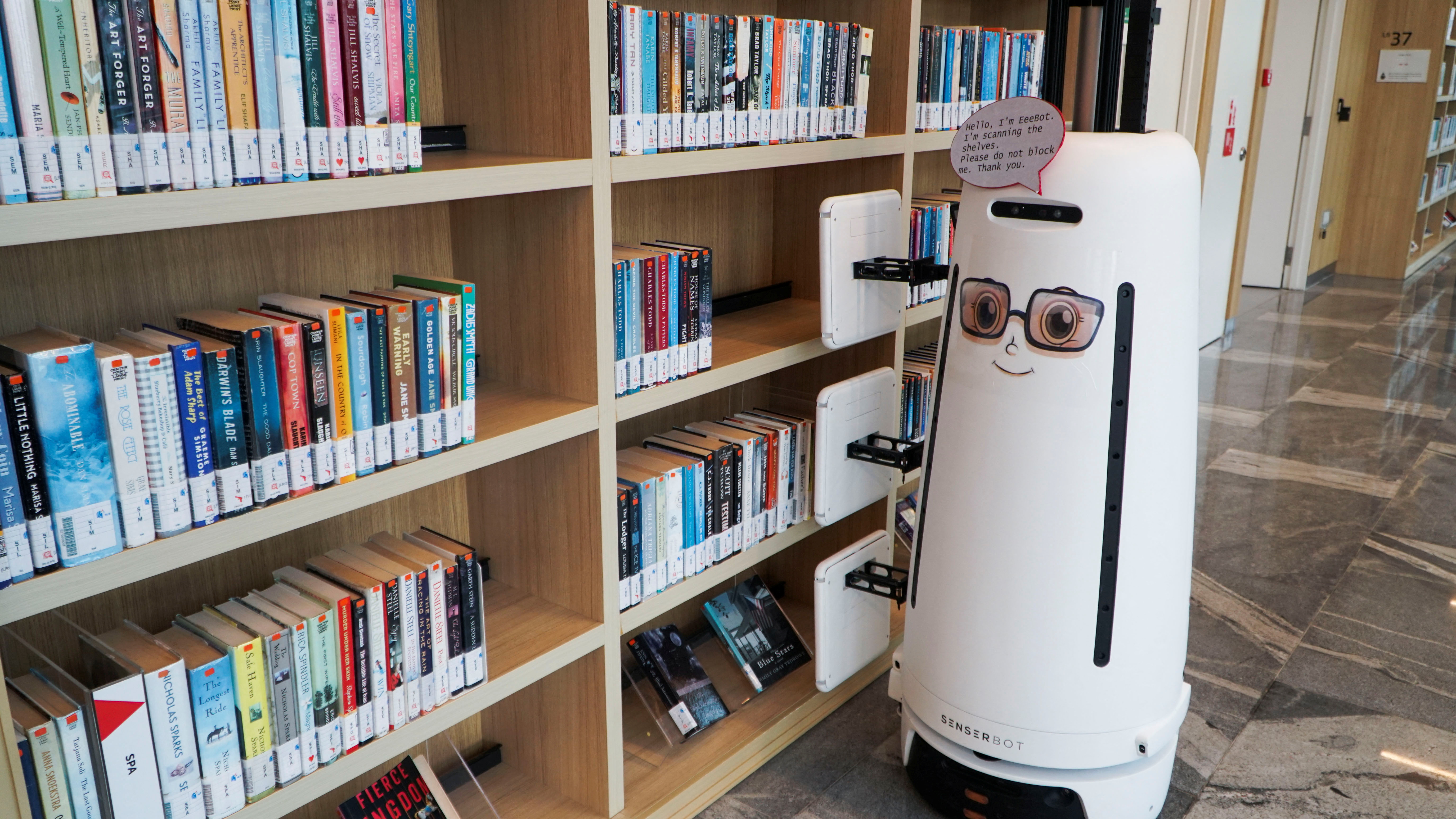 Вид робота для сканирования книг, используемого Национальным советом библиотеки Сингапура для сканирования и сообщения о неуместных книгах в Сингапуре.