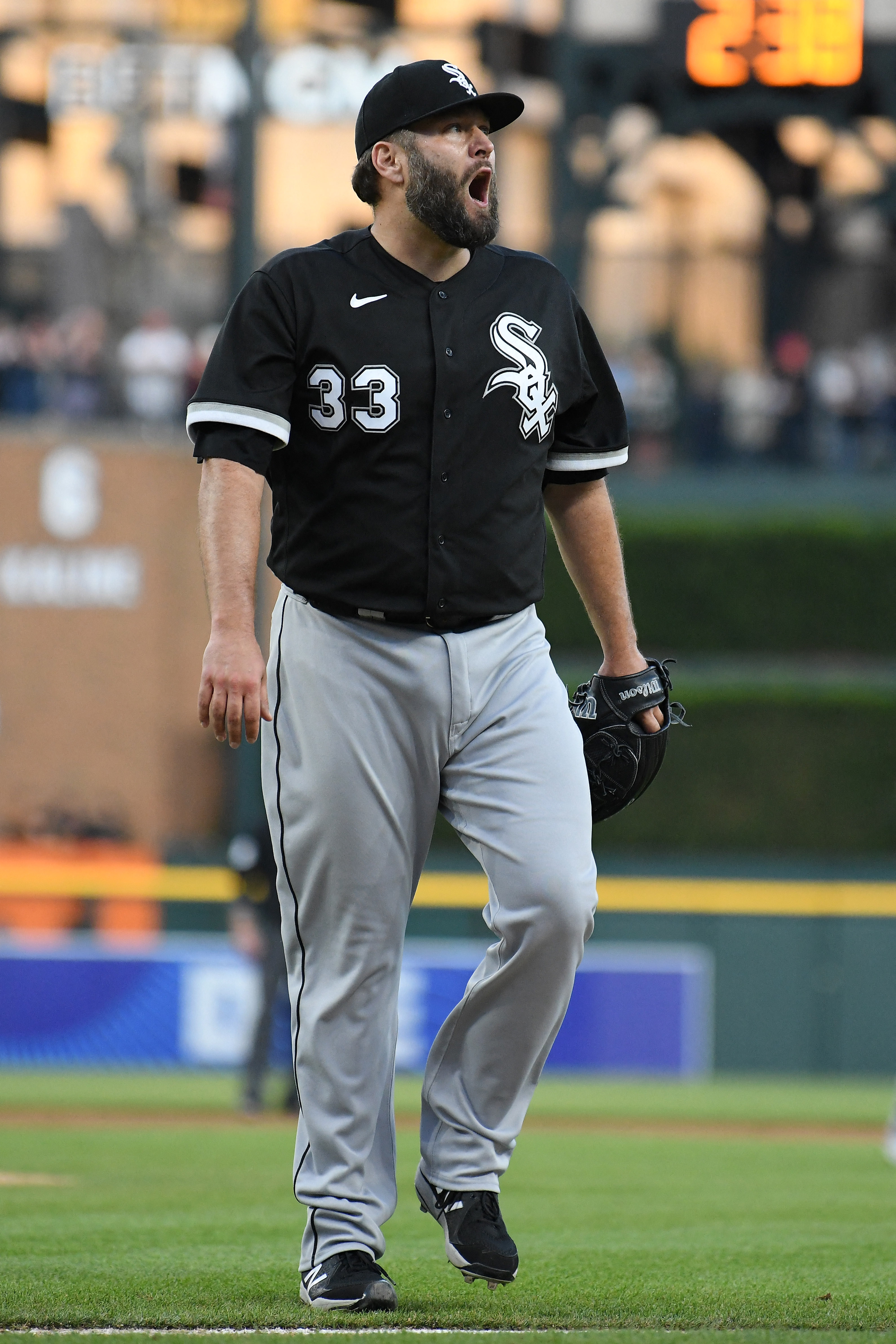 White Sox score early and often, rout Tigers