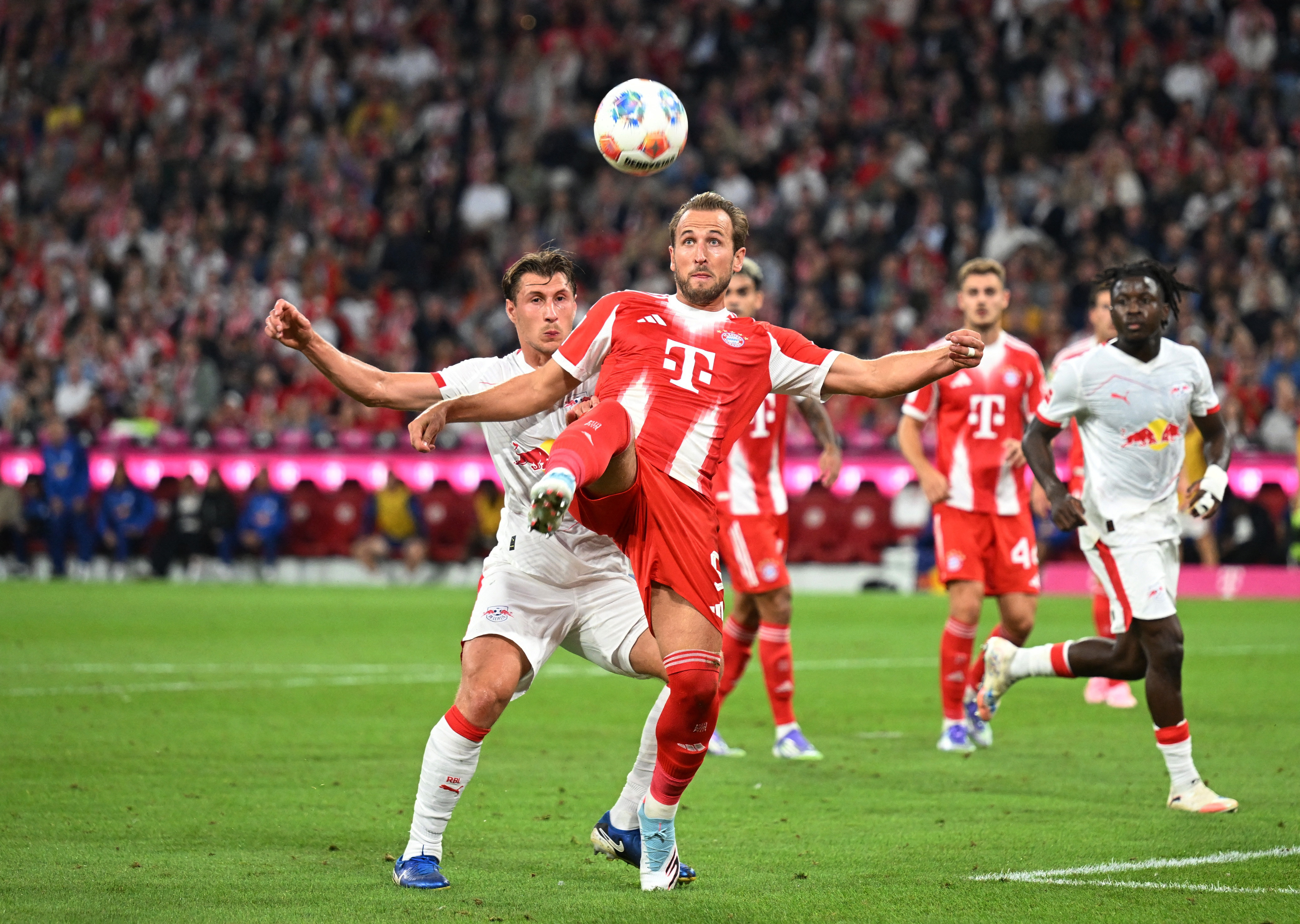 サッカー＝バイエルン、ライプチヒに圧勝 ケーンが3得点 | ロイター