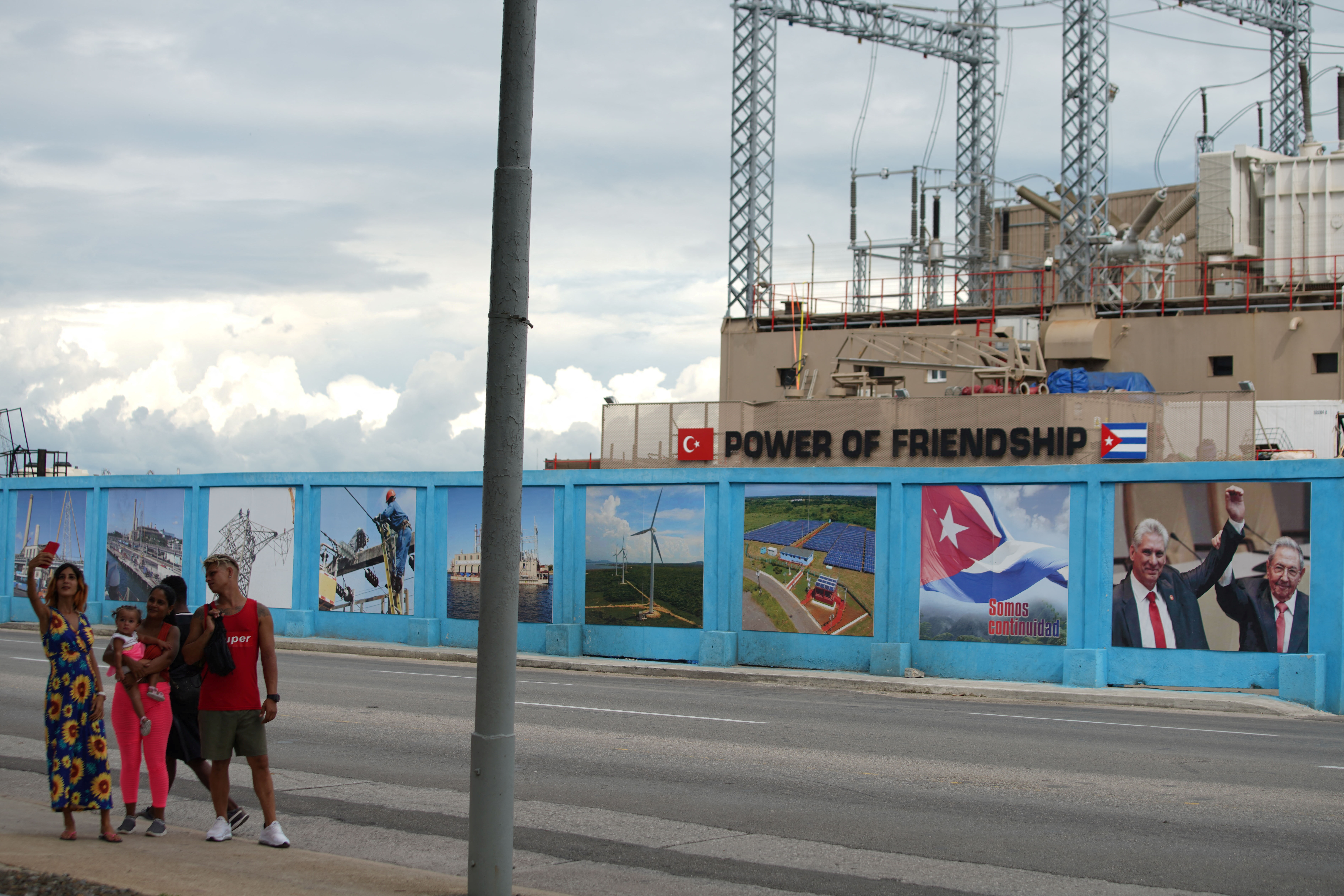 Menschen fotografieren in der Nähe eines türkischen Karadeniz Erin Sultan Kraftwerksschiffs, in Havanna, 29. August 2022 | Bildquelle: REUTERS © REUTERS/Alexandre Meneghini | Bilder sind in der Regel urheberrechtlich geschützt