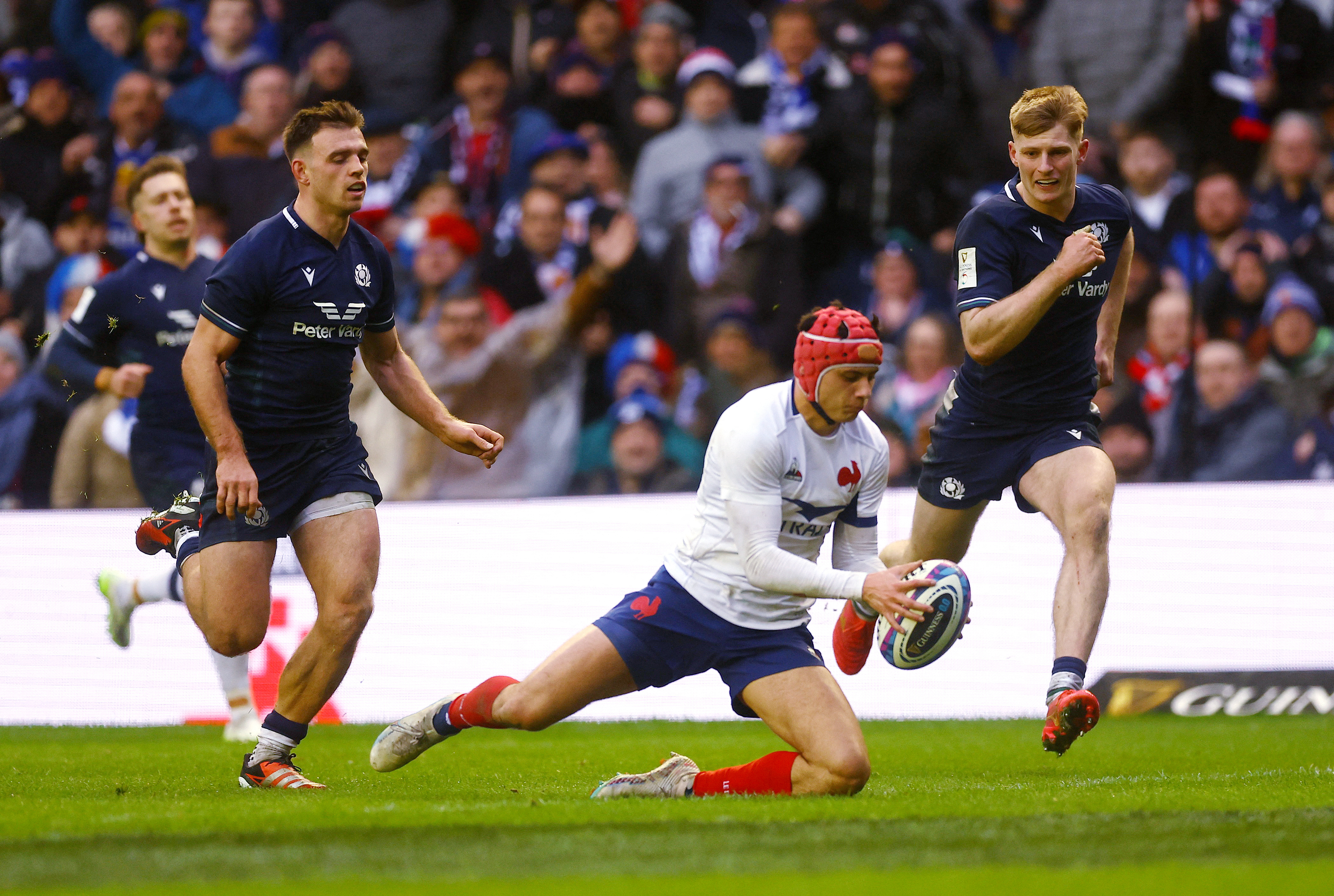 France hold on for 20-16 win in Scotland after late drama