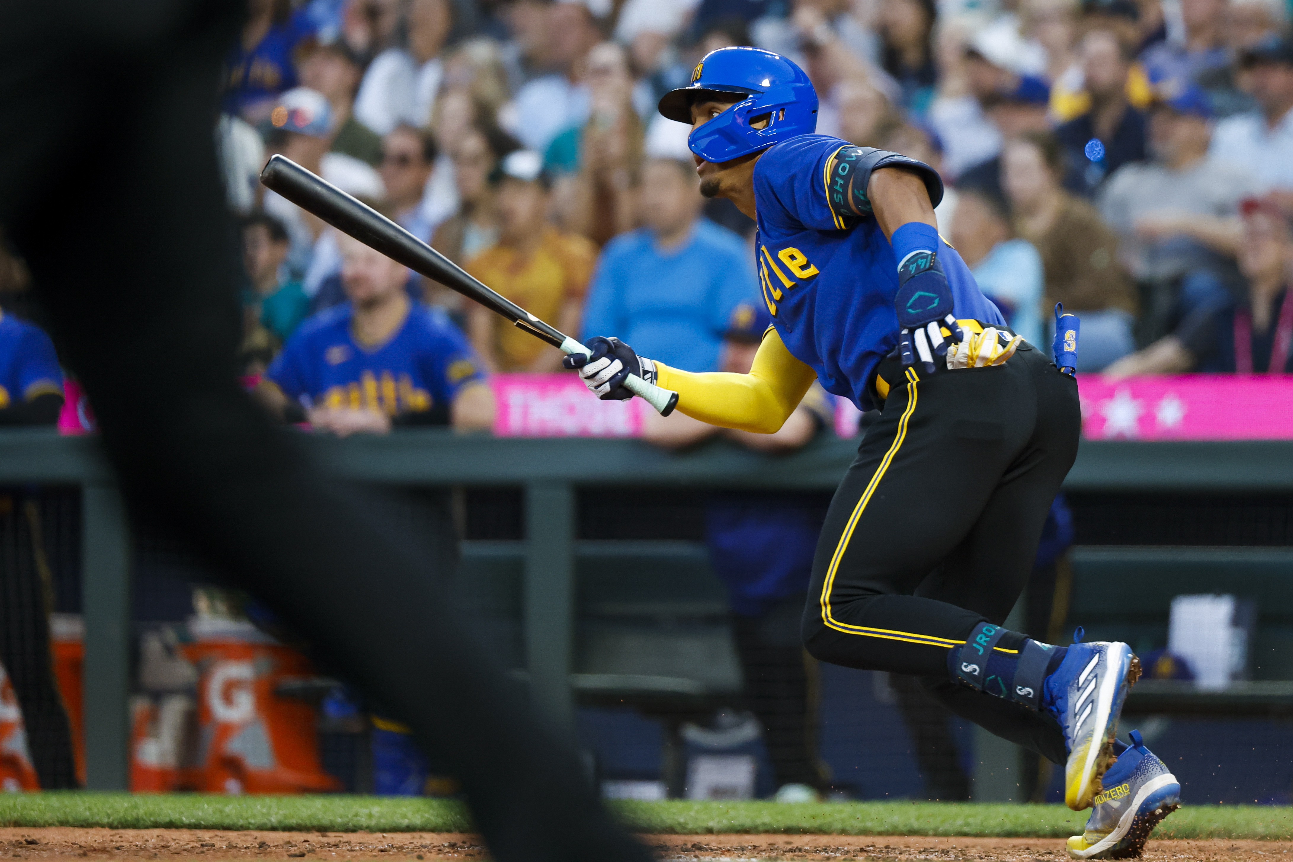 Pirates play home-run derby in blasting Mariners