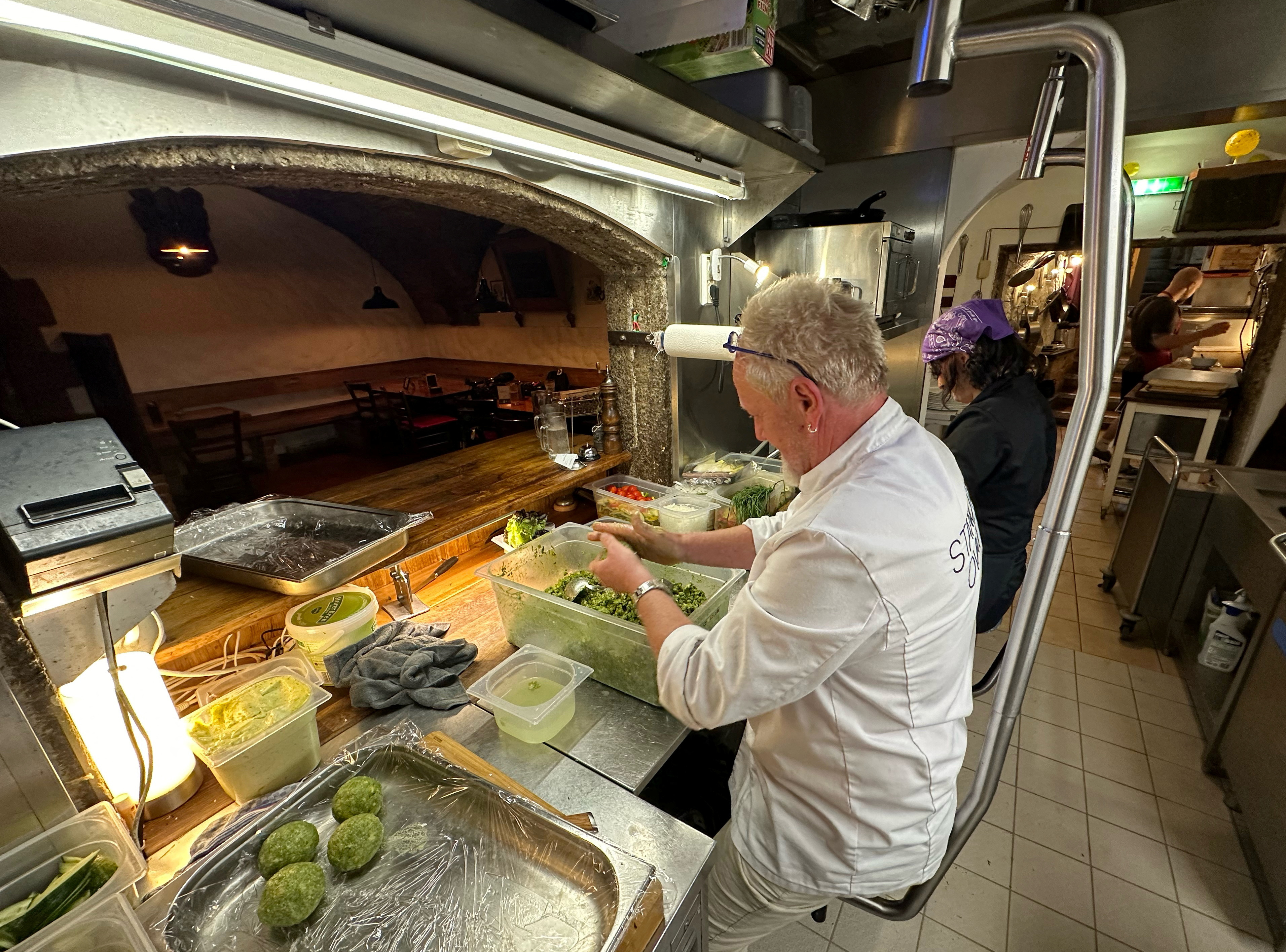 Austrian chef defies doctors with device that keeps him cooking