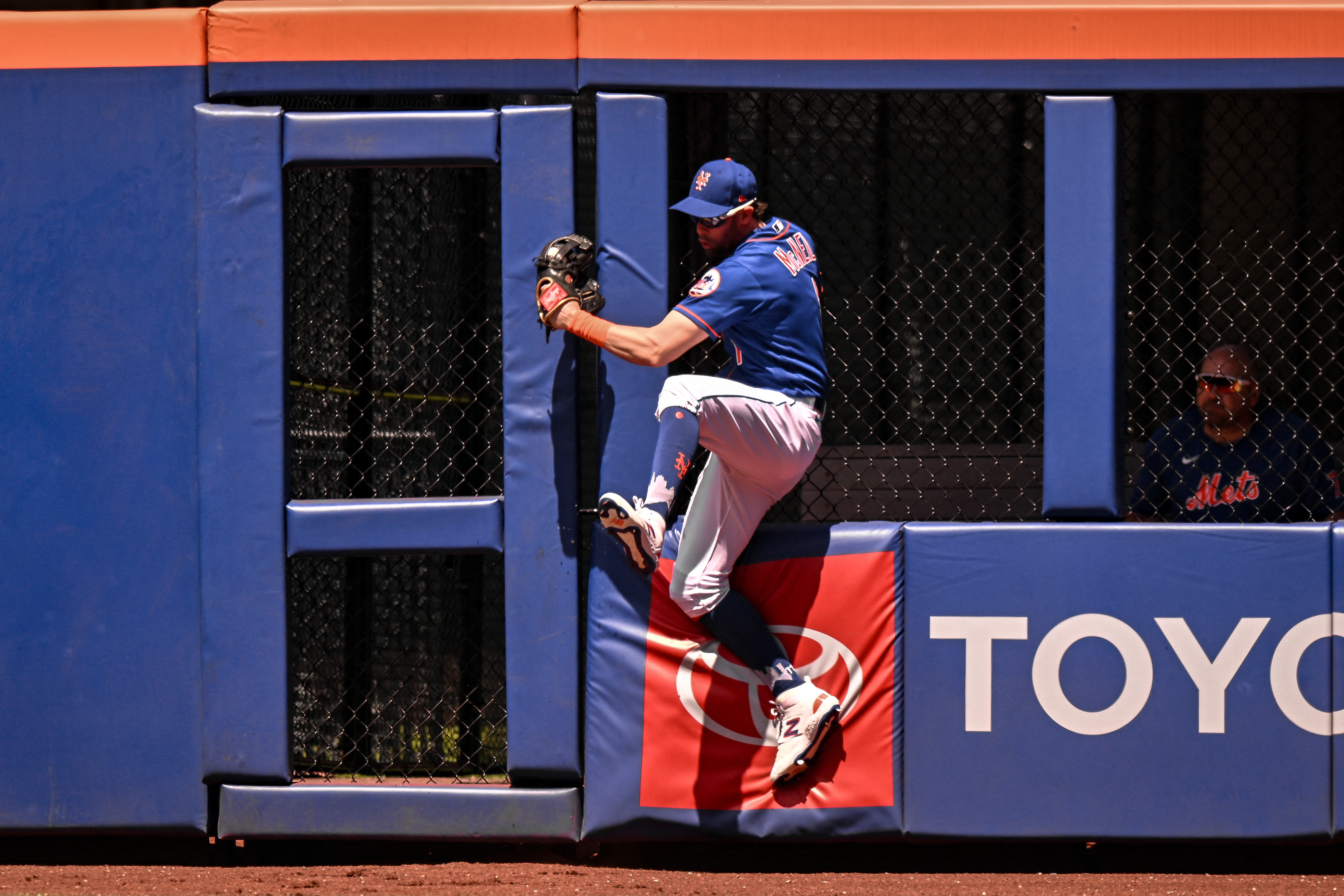 Verlander gets 250th career win even as Mets raise white flag on