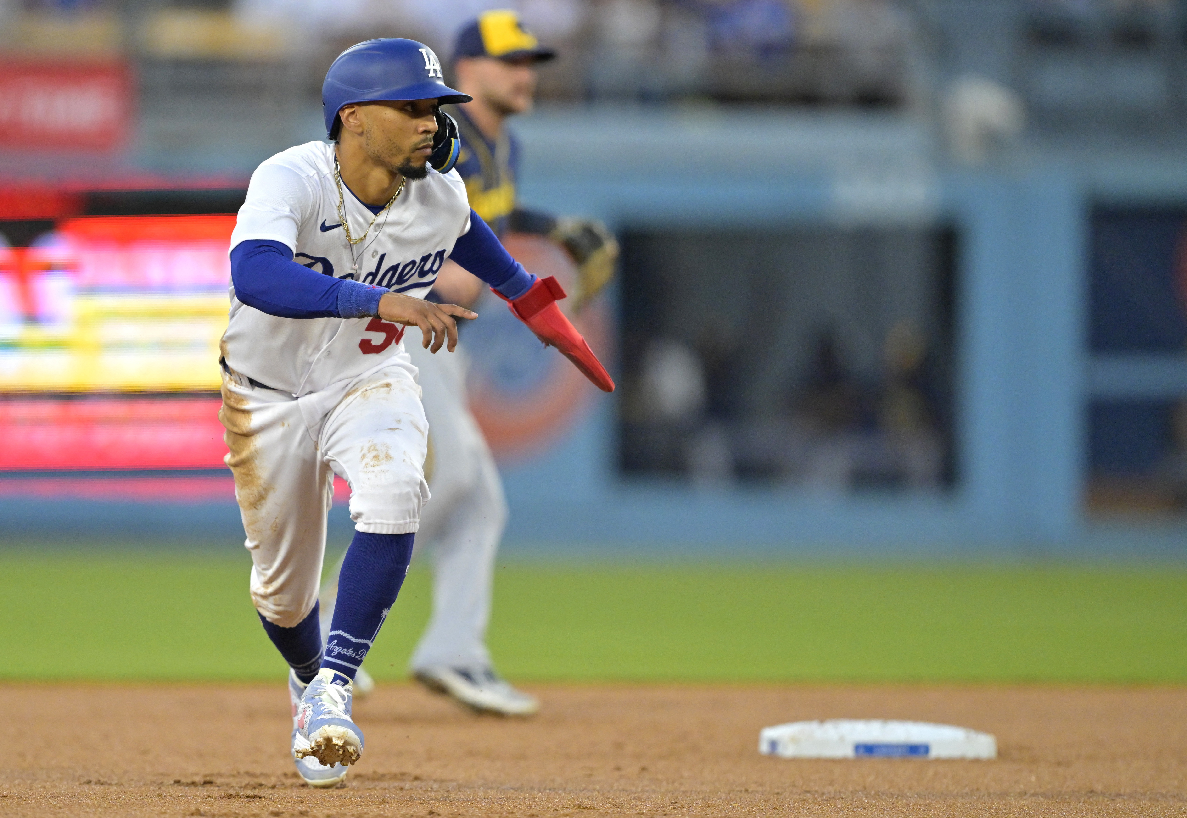 Austin Barnes has four RBIs as Dodgers blow out Brewers to take series