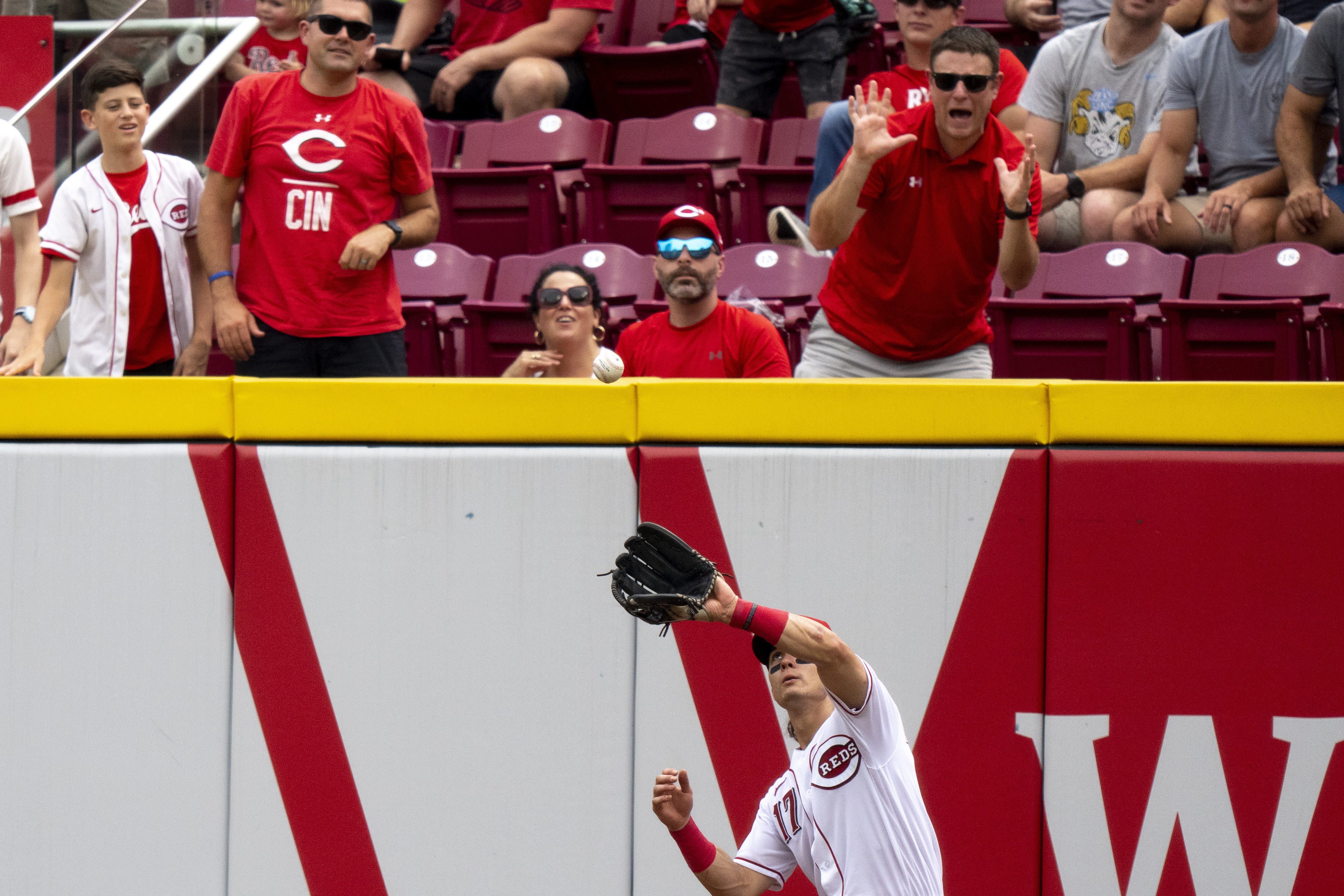 Marlins club three HRs to rally past Reds, 5-4