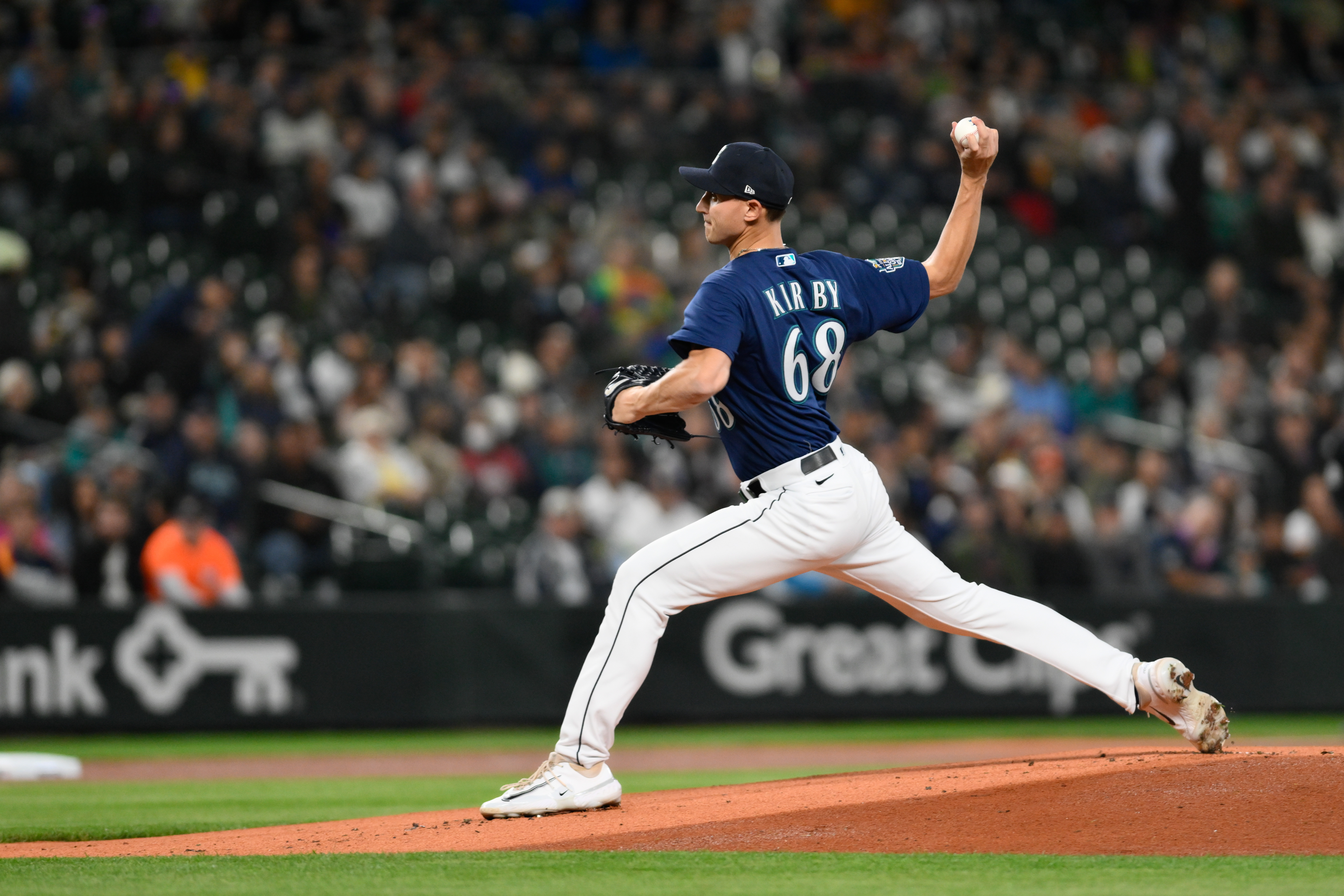 Mariners stay in race with win over Astros