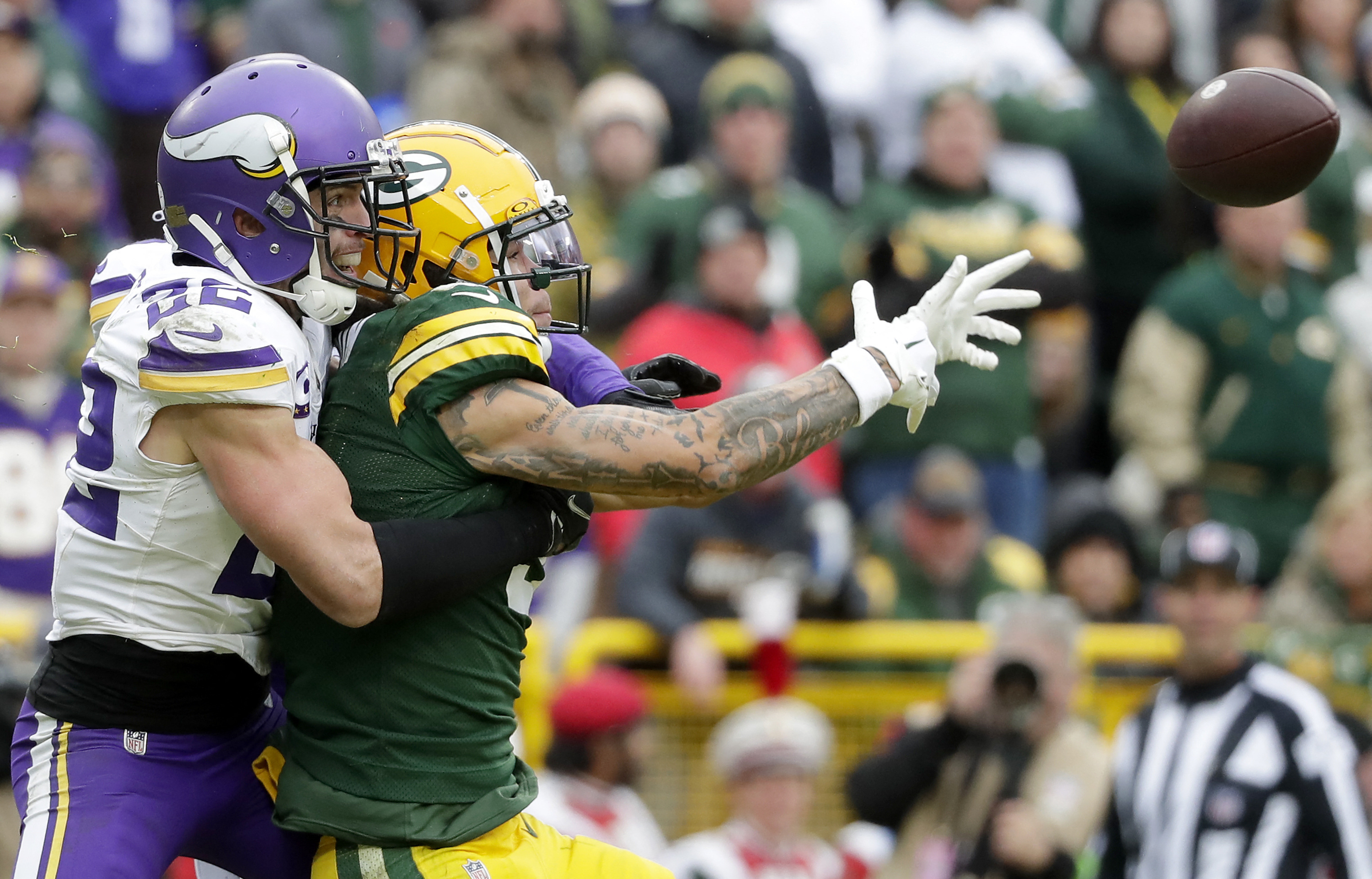 Vikings beat Packers, lose Kirk Cousins to injury | Reuters