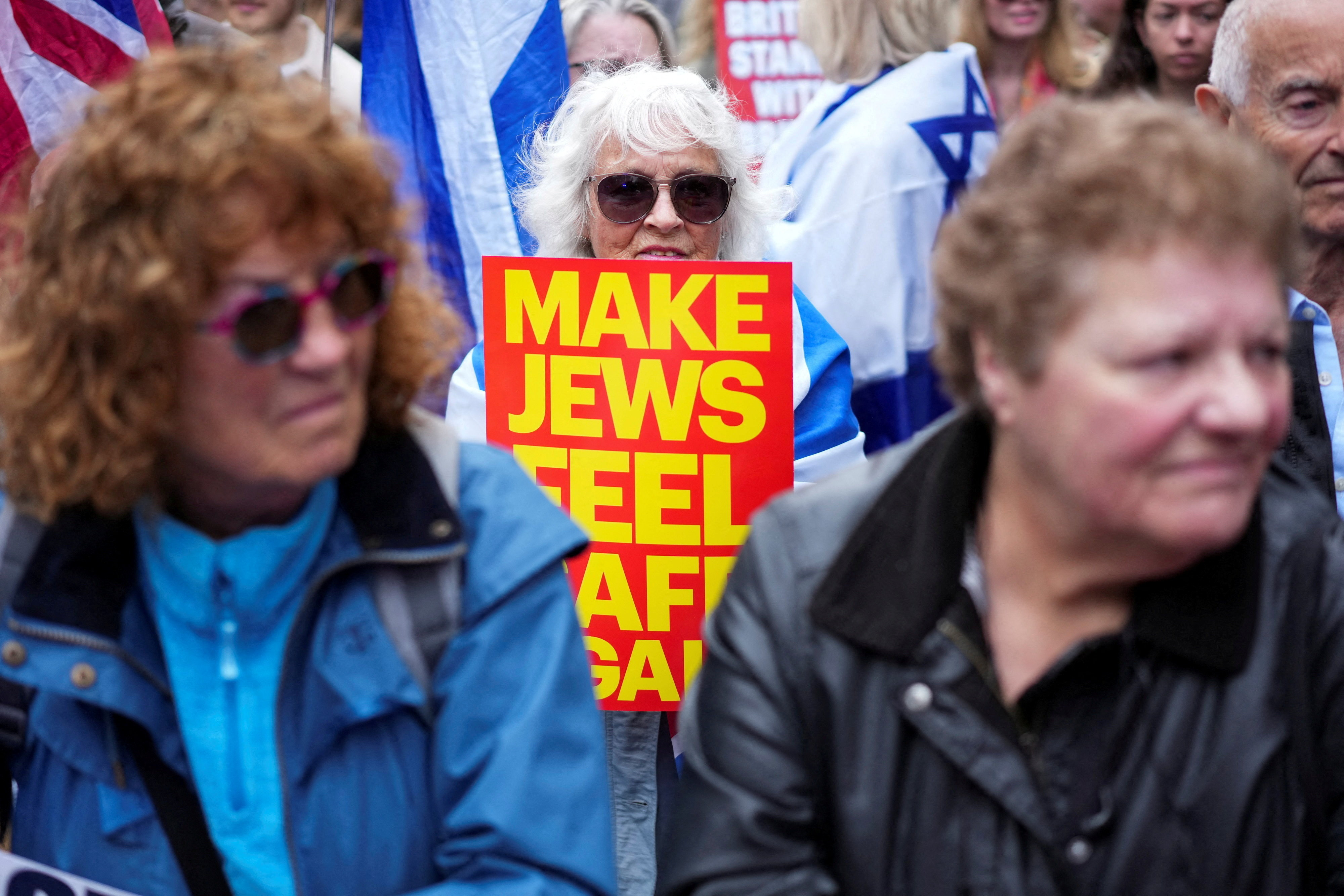 英政府、ユダヤ人保護に2.5億ポンド追加拠出 警官500人増員へ | ロイター