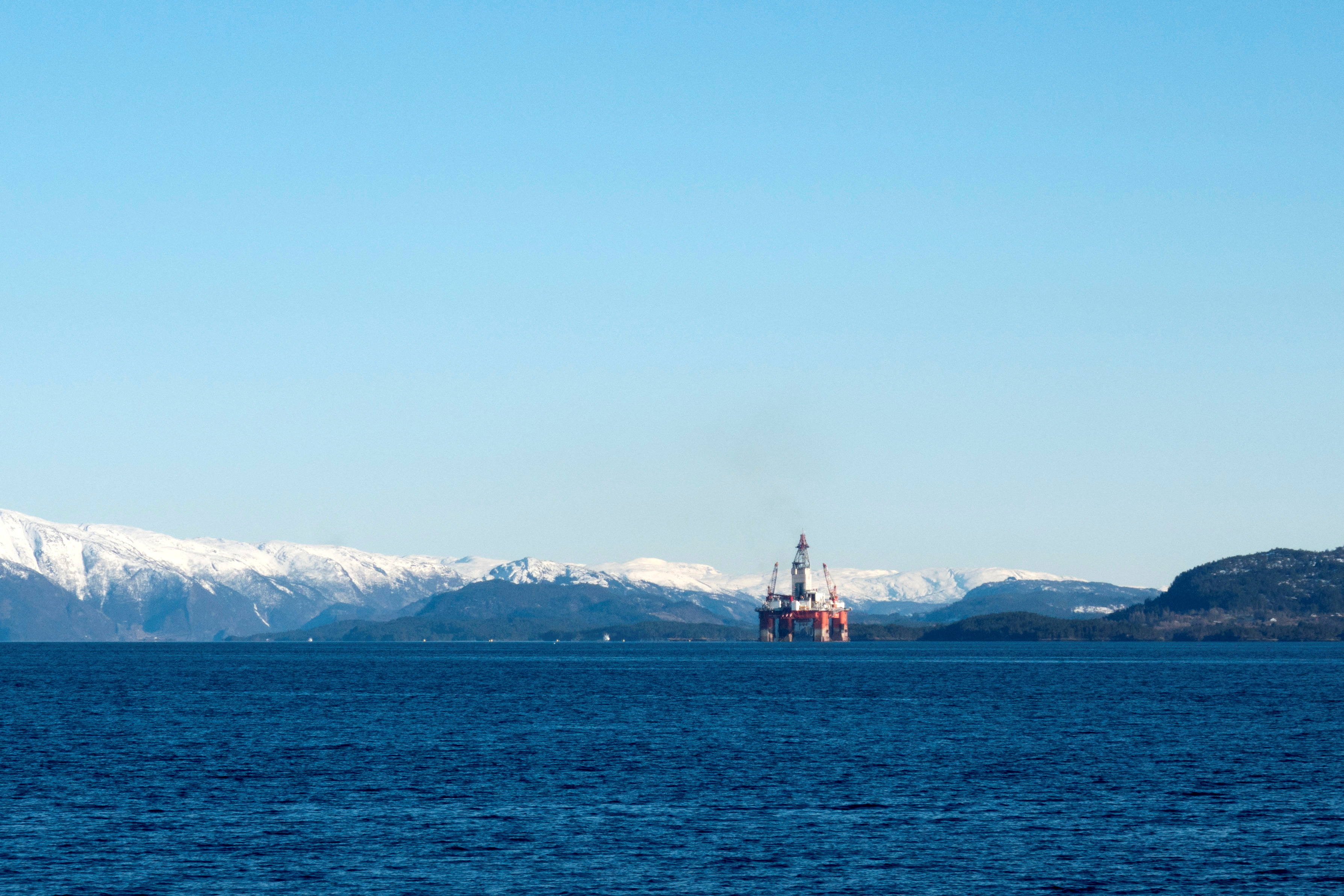The West Hercules drilling rig leaves Skipavika