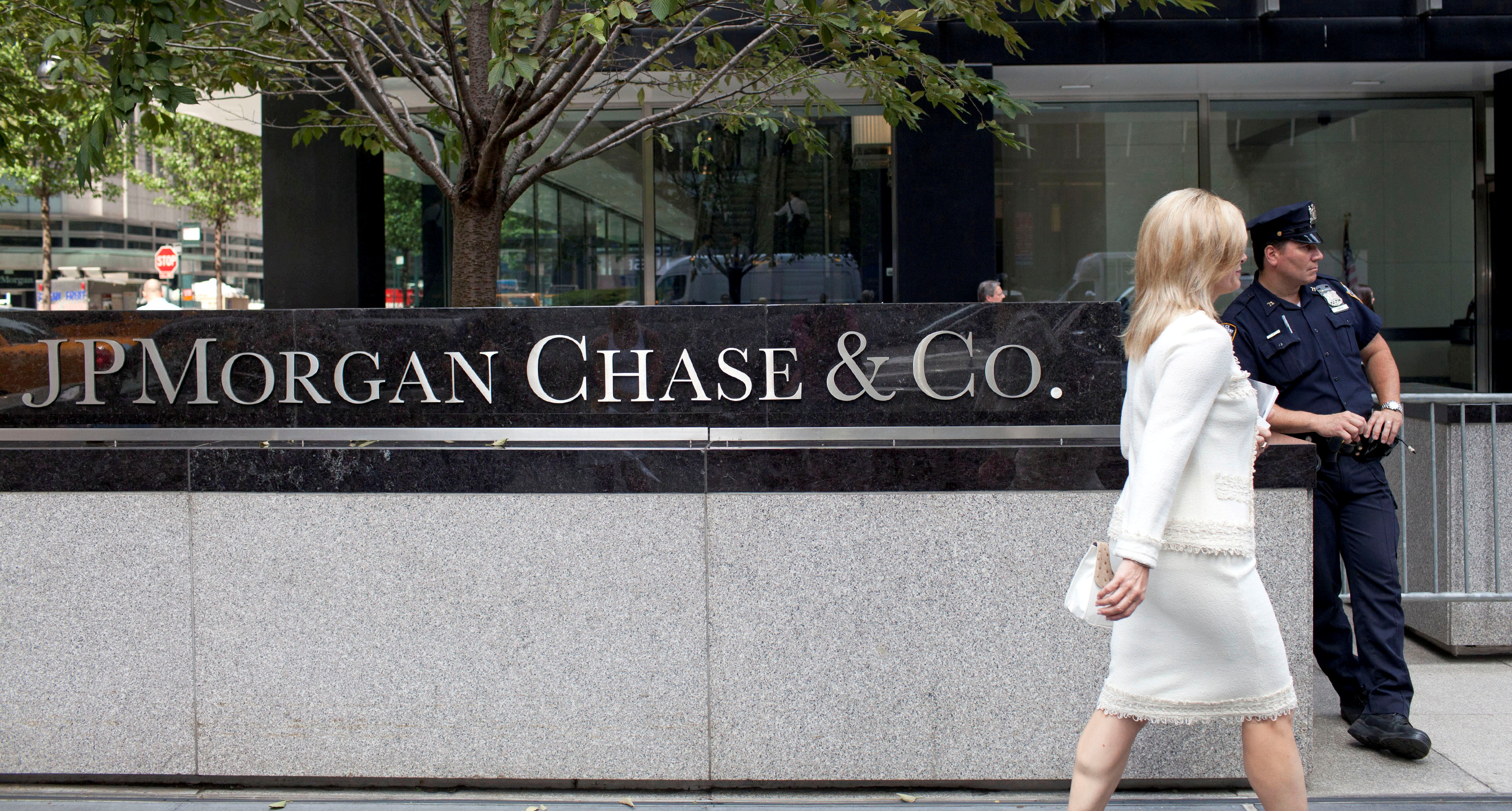 JPMorgan Chase & Co's international headquarters on Park Avenue in New York July 13, 2012.      REUTERS/Andrew Burton