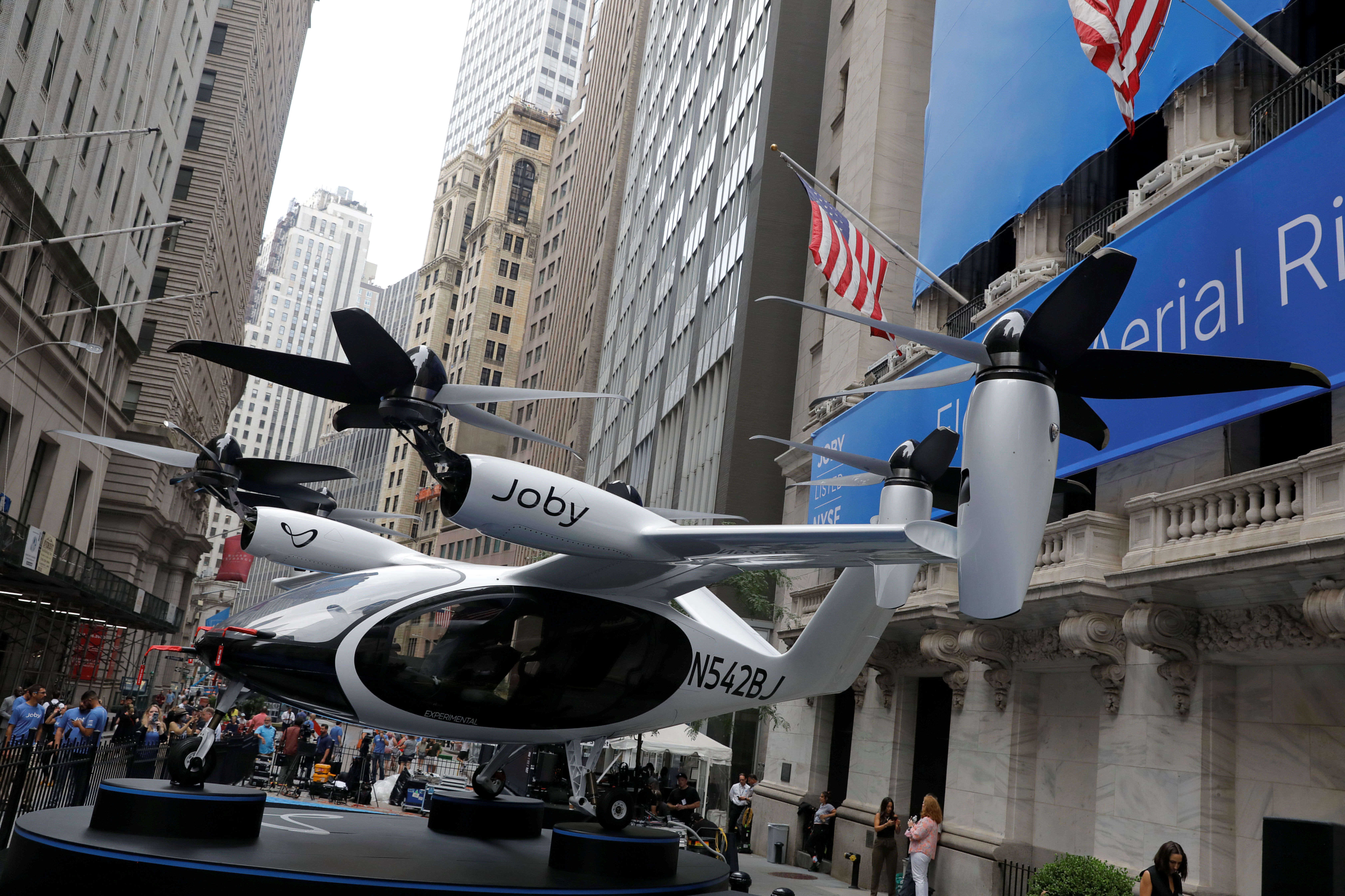 Un Joby Aviation Air Taxi se ve fuera de la Bolsa de Valores de Nueva York (NYSE) antes de su cotización en Manhattan, Ciudad de Nueva York